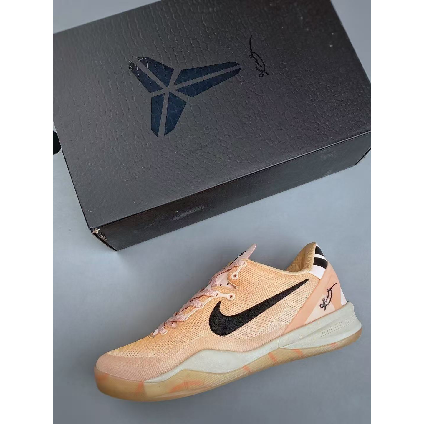 <p>Nike KOBE VIII PROTRO 文化篮球鞋</p>