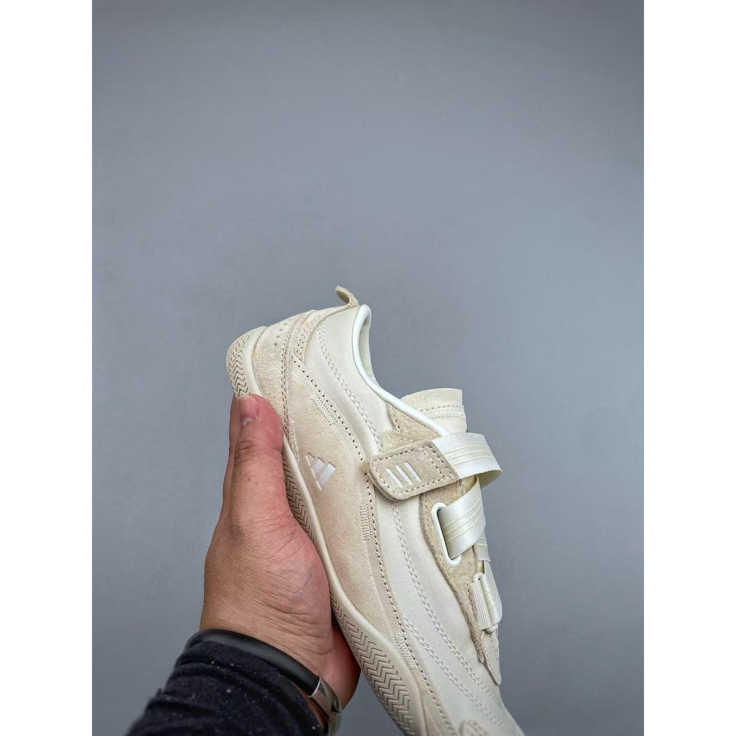 <p>Adidas URBAN REVERIE&nbsp; 生活休闲鞋(白)</p>