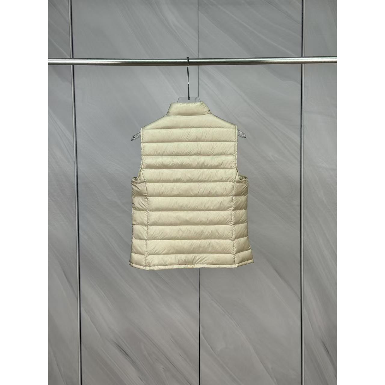 <p>Moncler Liane女士立领羽绒服(米)</p>