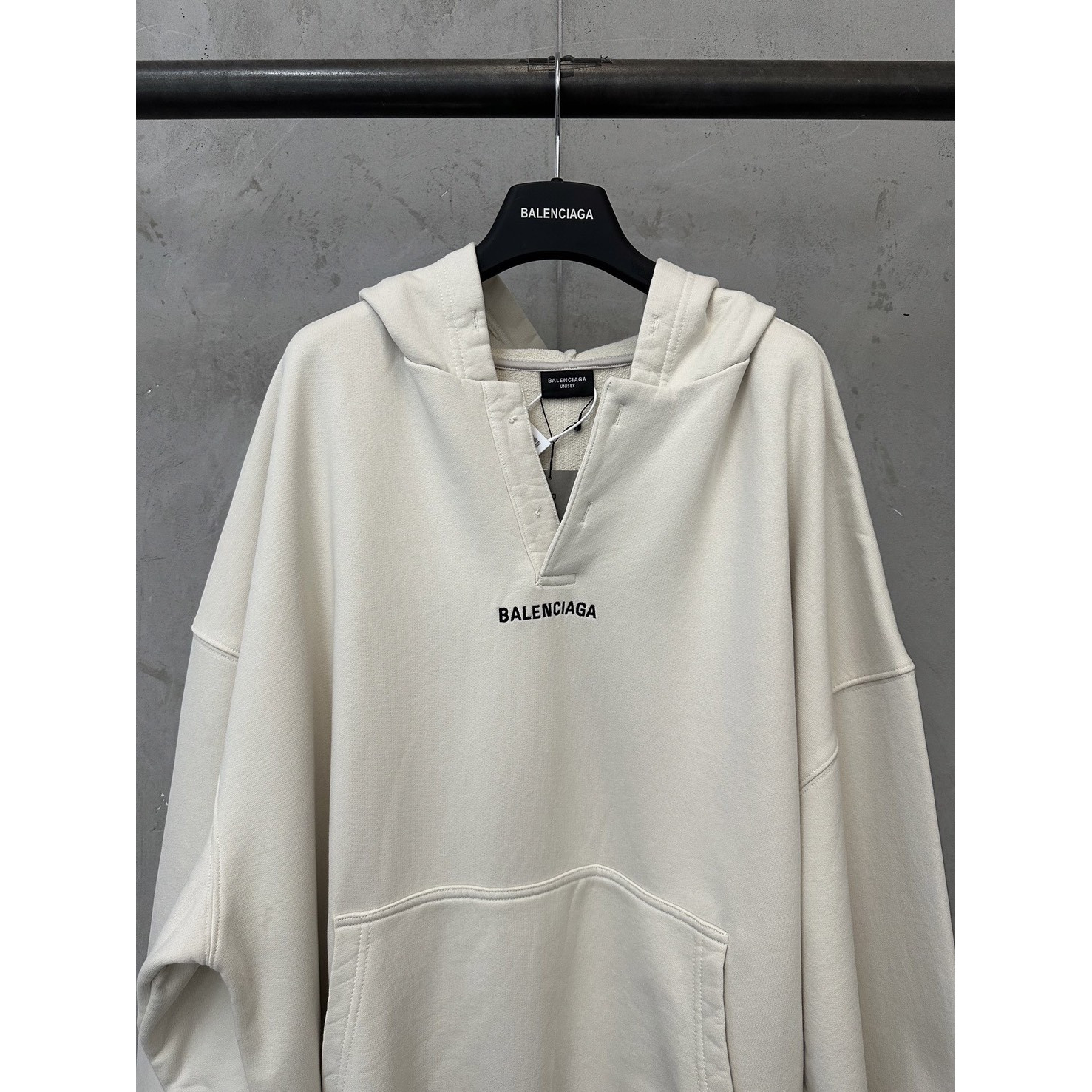 <p>Balenciaga 开领刺绣logo连帽卫衣(灰)</p>