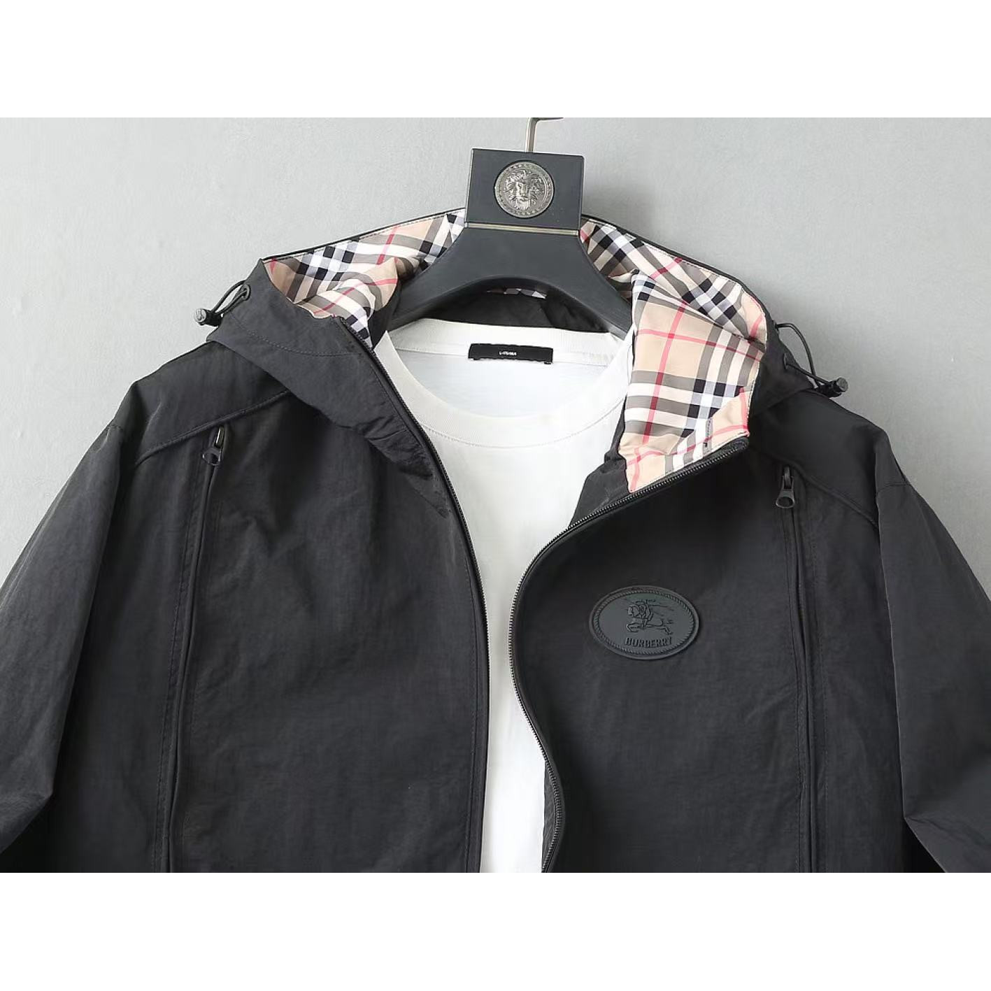 <p>BURBERRY 男士夹克外套(黑)<br />
&nbsp;</p>