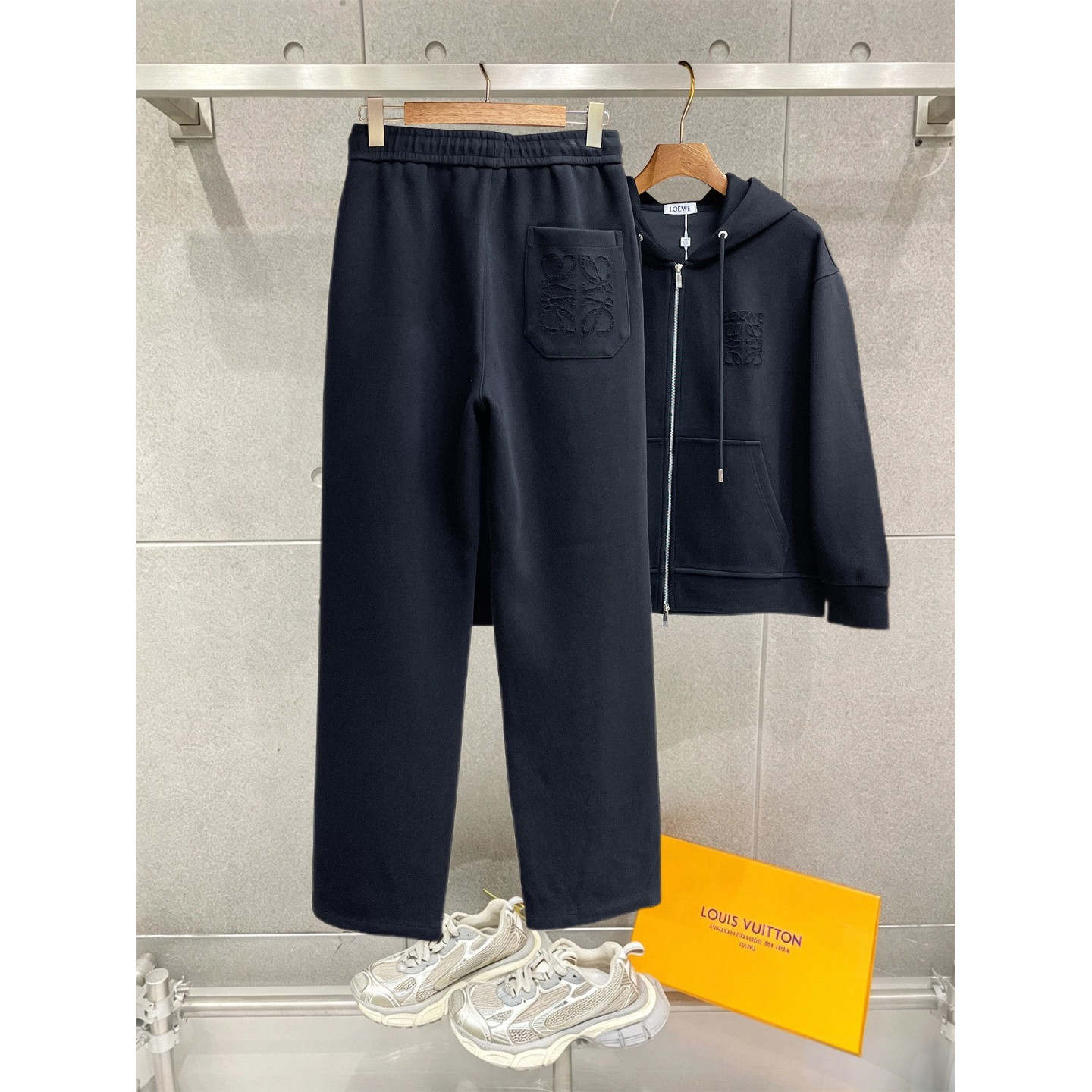 <p>LOEWE&nbsp;套裝(黑)</p>
