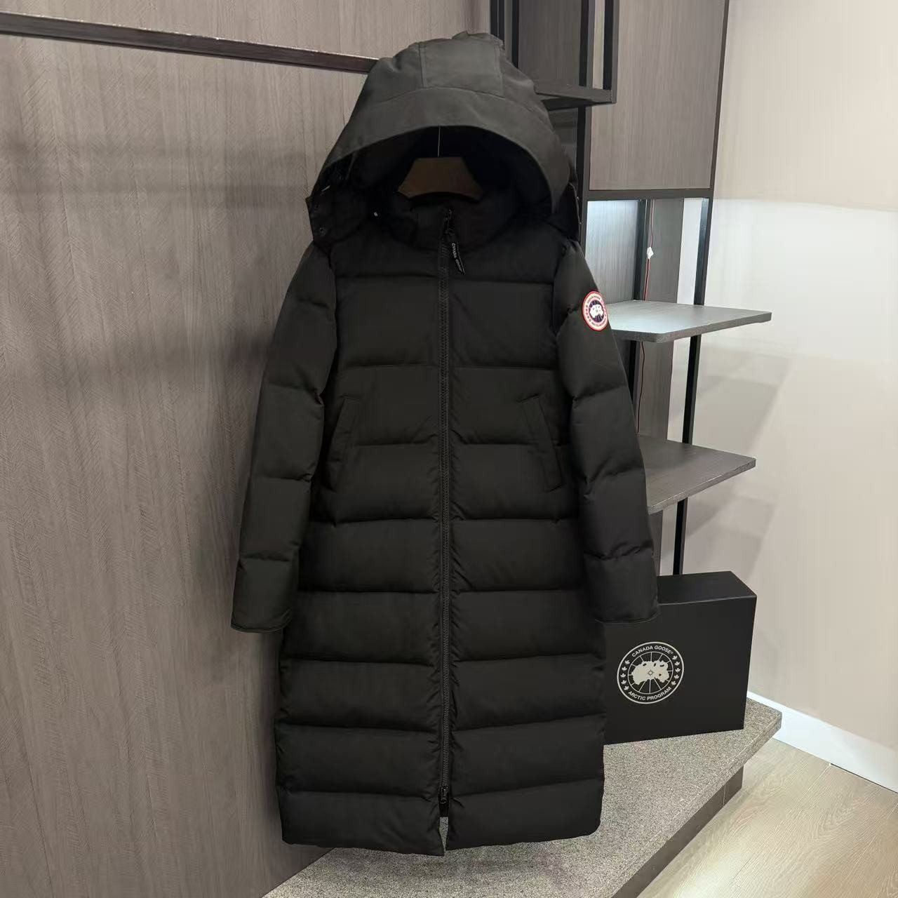 <p>Canada Goose 可拆卸兜帽全長款羽绒服(黑)</p>