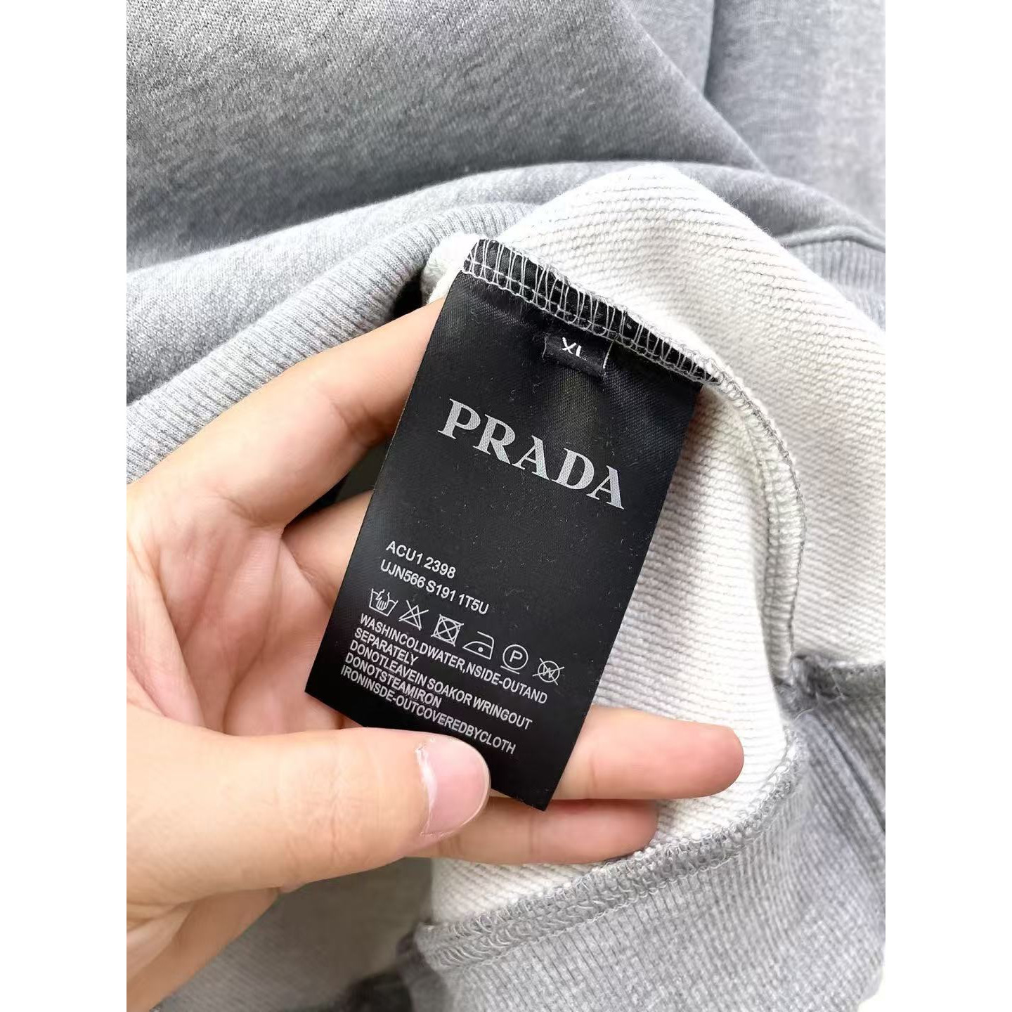 <p>PRADA 圆领卫衣(灰)</p>