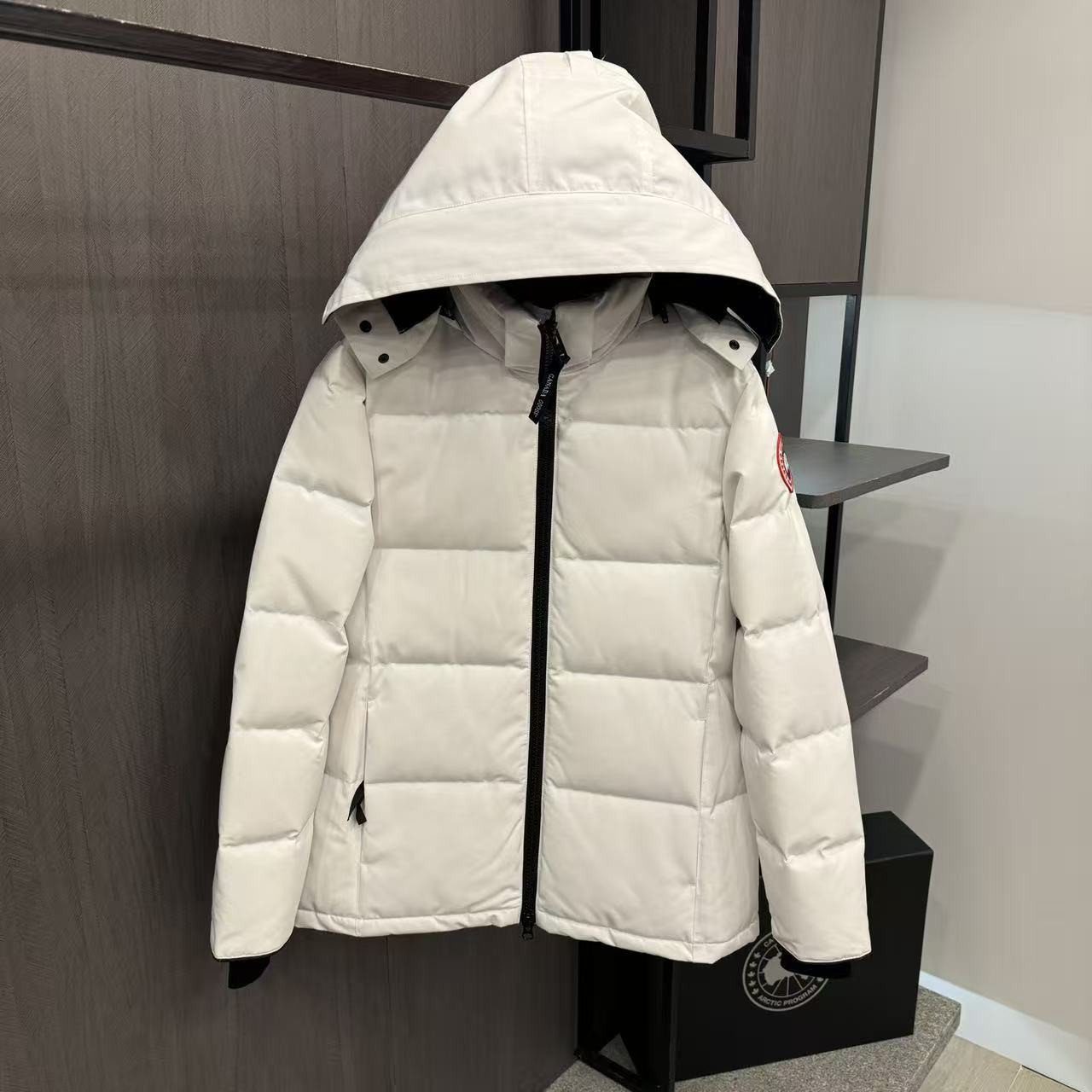 <p>Canada Goose Chelse*派克大衣羽绒服(白色紅標)</p>