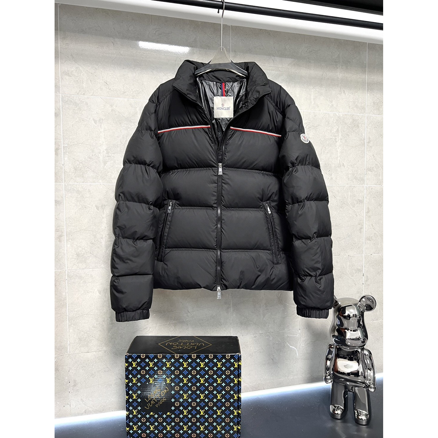 <p>Moncler 短款拉链立领长袖夹克(黑)</p>