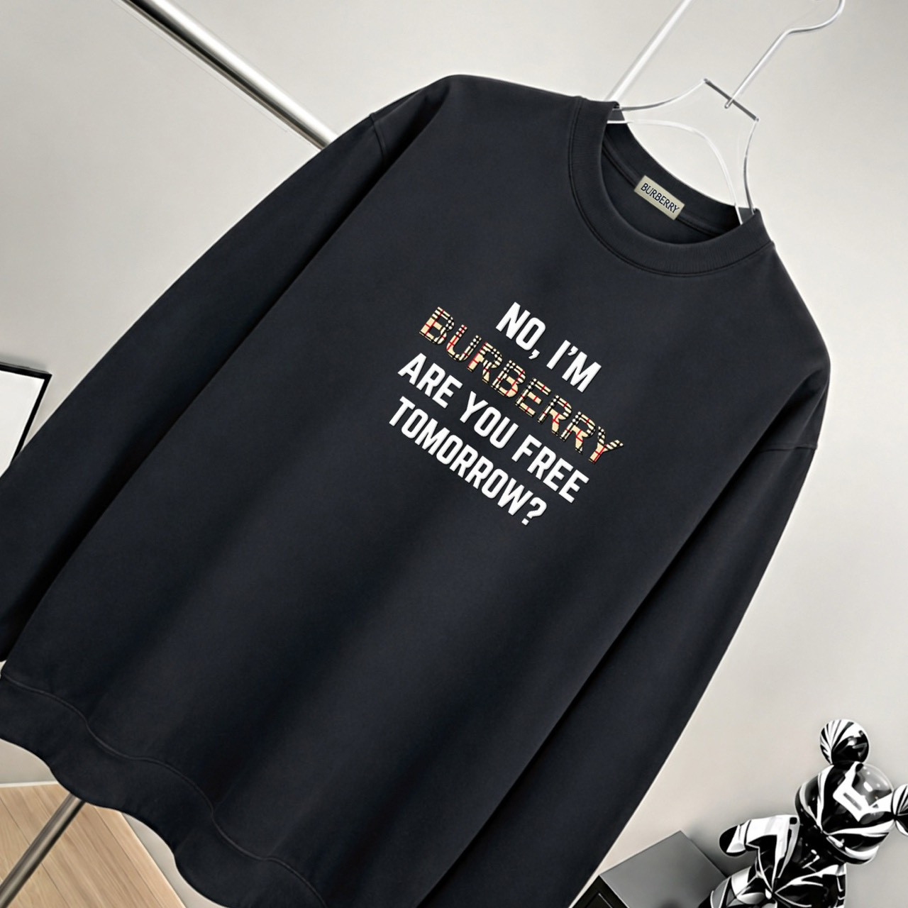 <p>BURBERRY 滴胶立体字母长袖(黑)</p>