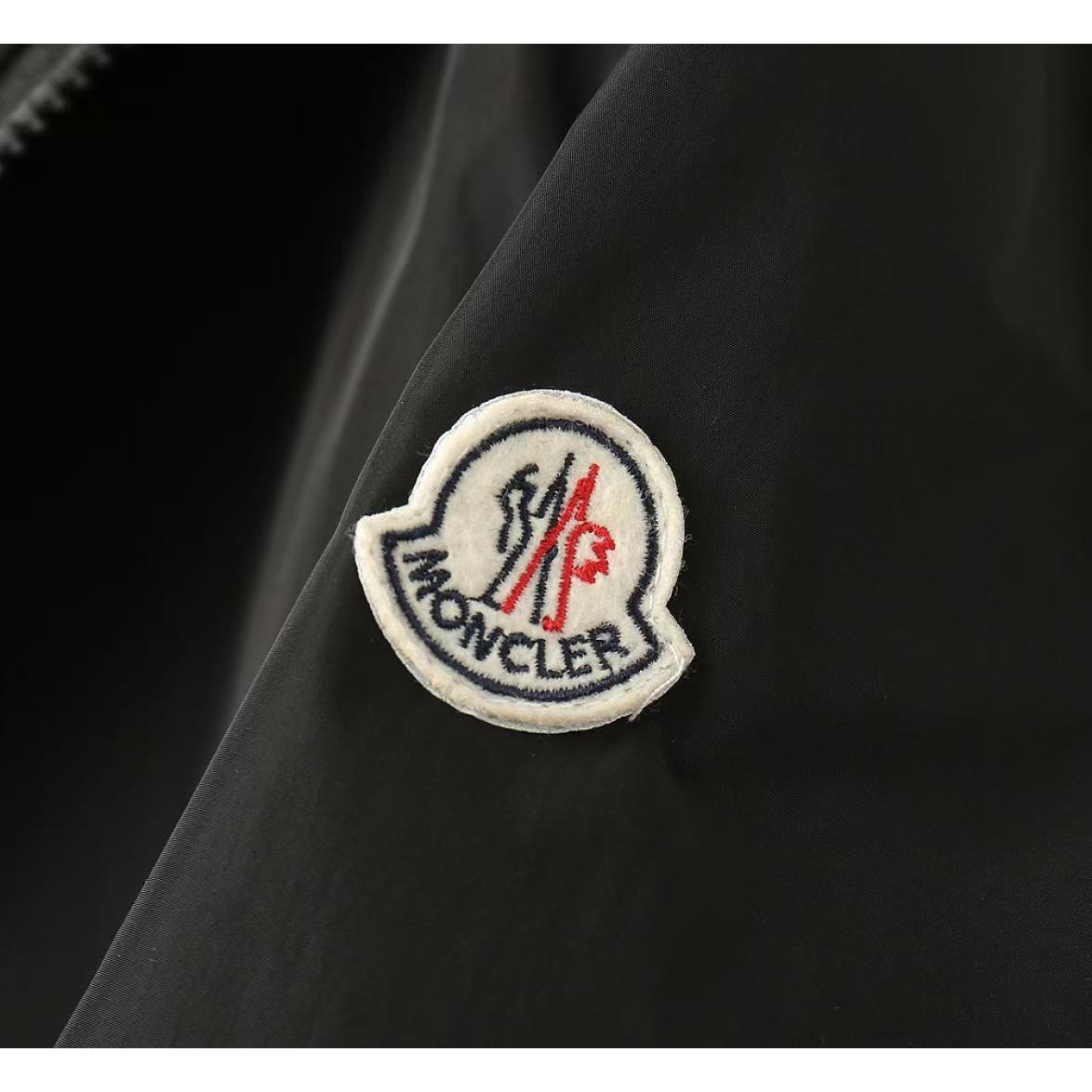<p>MONCLER&nbsp;男士夹克外套(800807)</p>