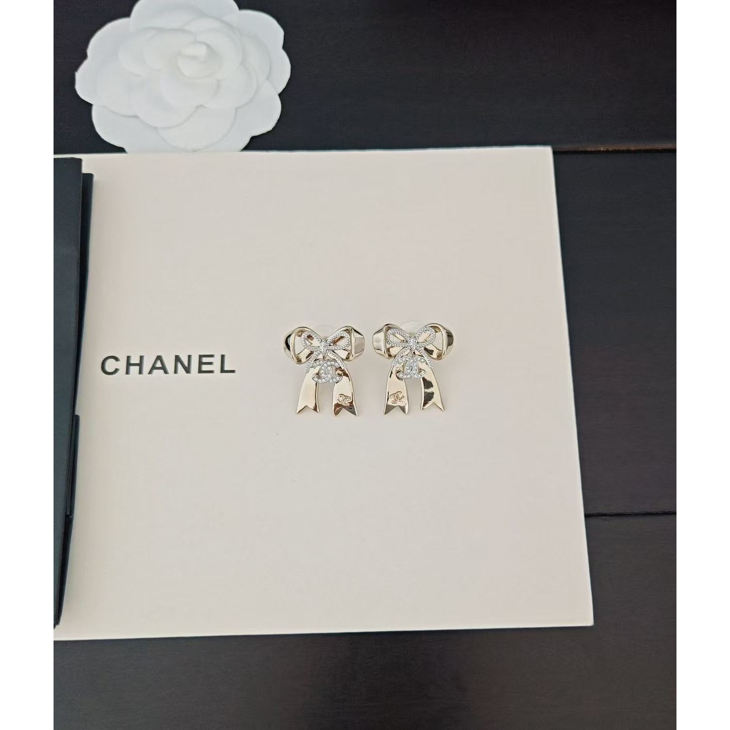 <p>CHANEL&nbsp;双色蝴蝶结耳环</p>