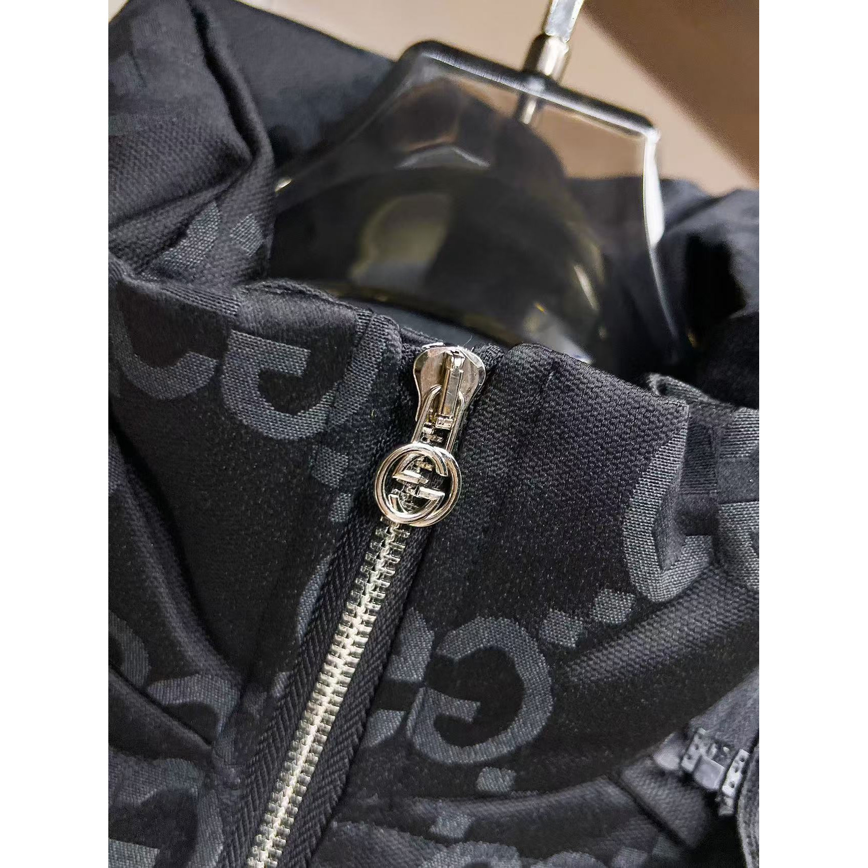 <p>GUCCI 秋冬新款羽绒服(黑)</p>