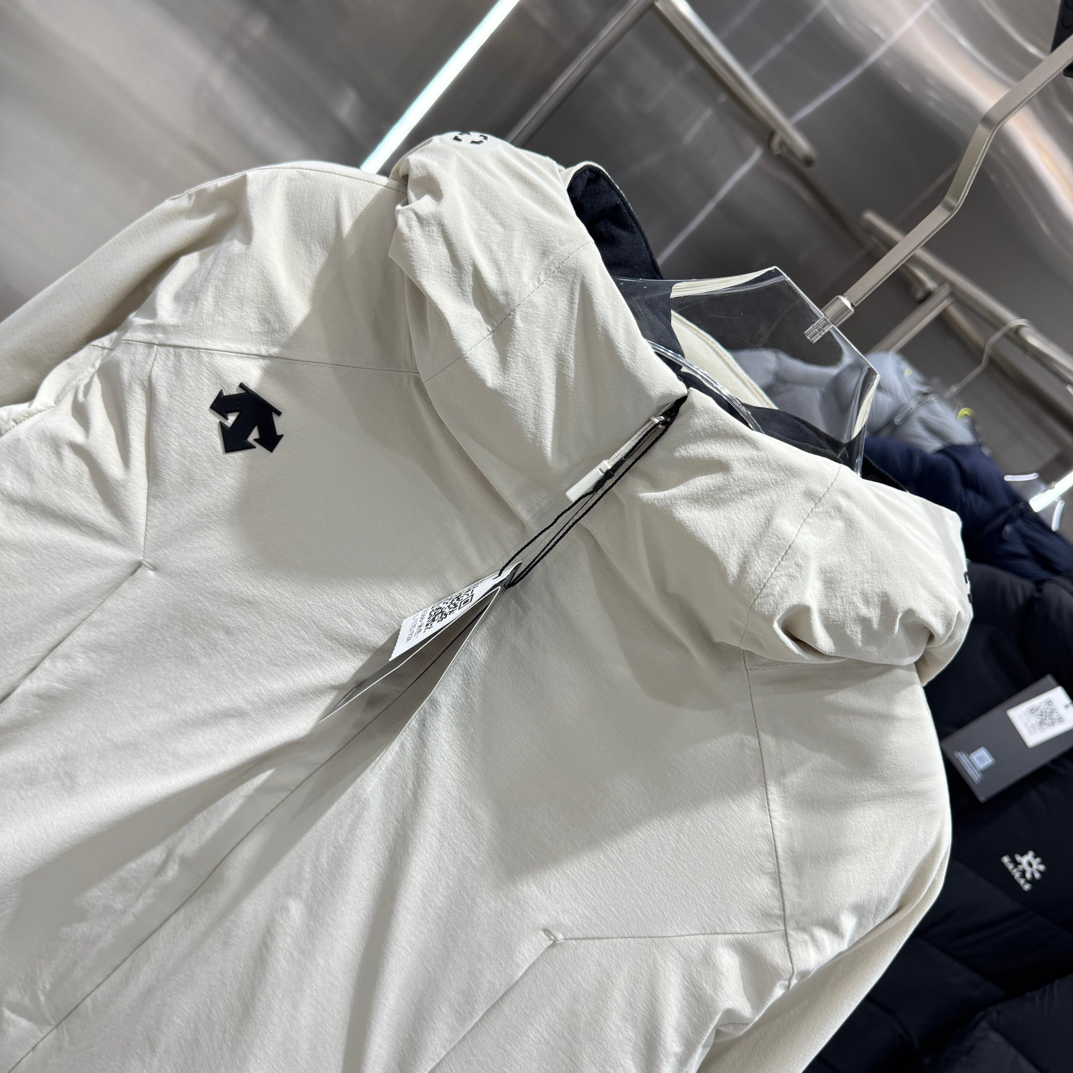 <p>DESCENTE 运动羽绒服(米白)</p>