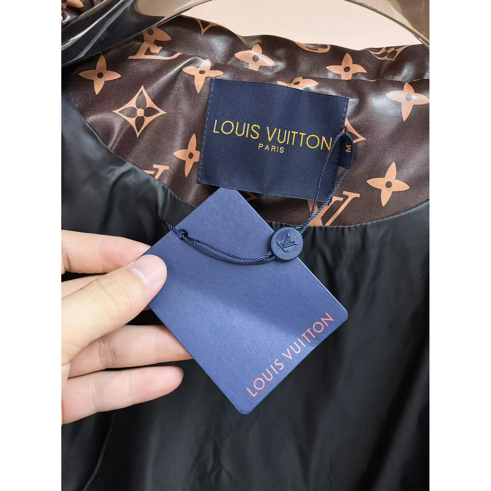 <p>LV 秋冬新款羽绒服(棕色)</p>