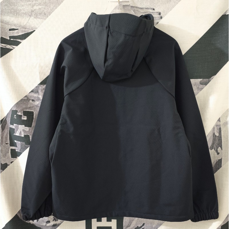 <p>DESCENTE&nbsp;連帽拉鍊外套(黑)</p>