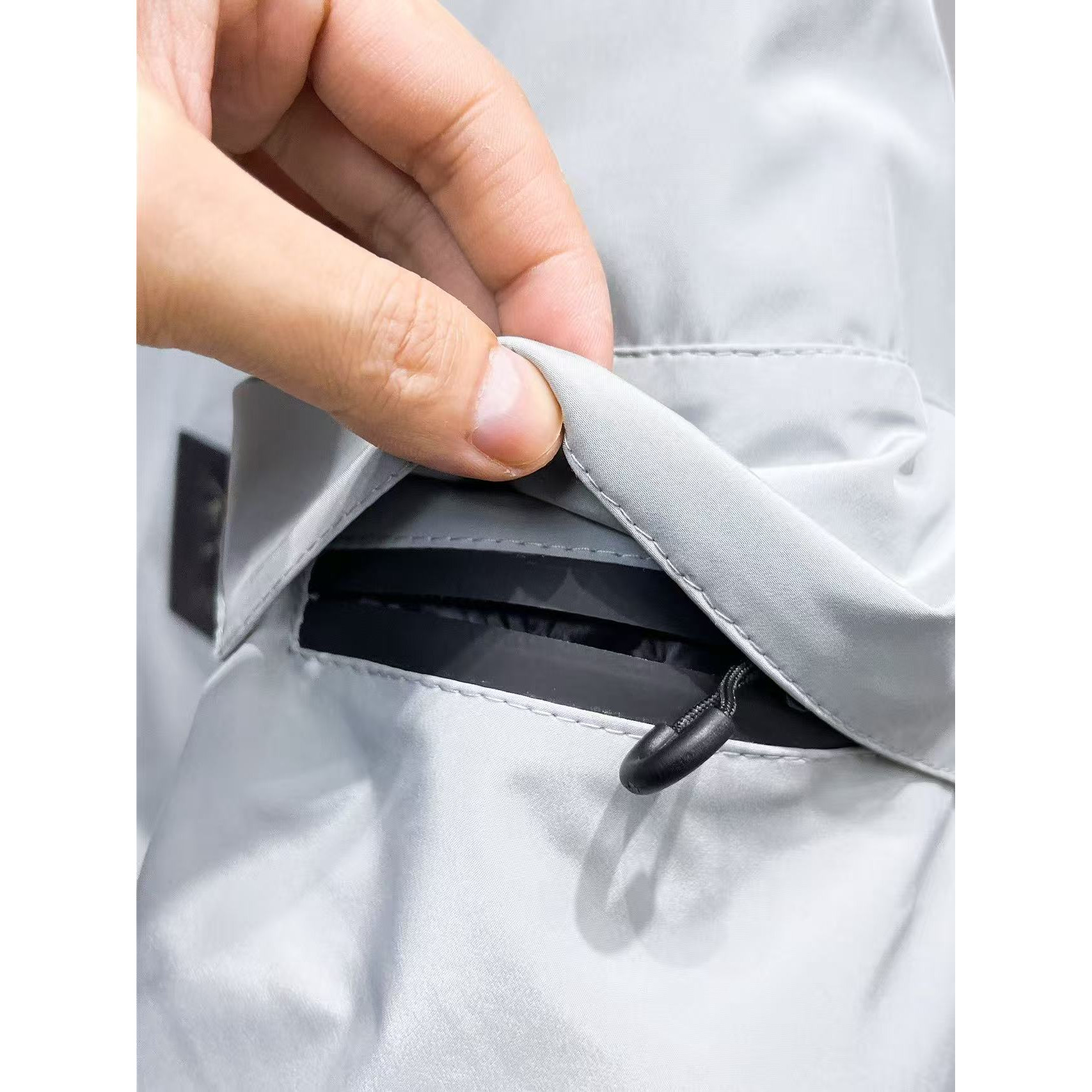 <p>Arc'teryx 秋冬新款羽绒服(灰白)</p>