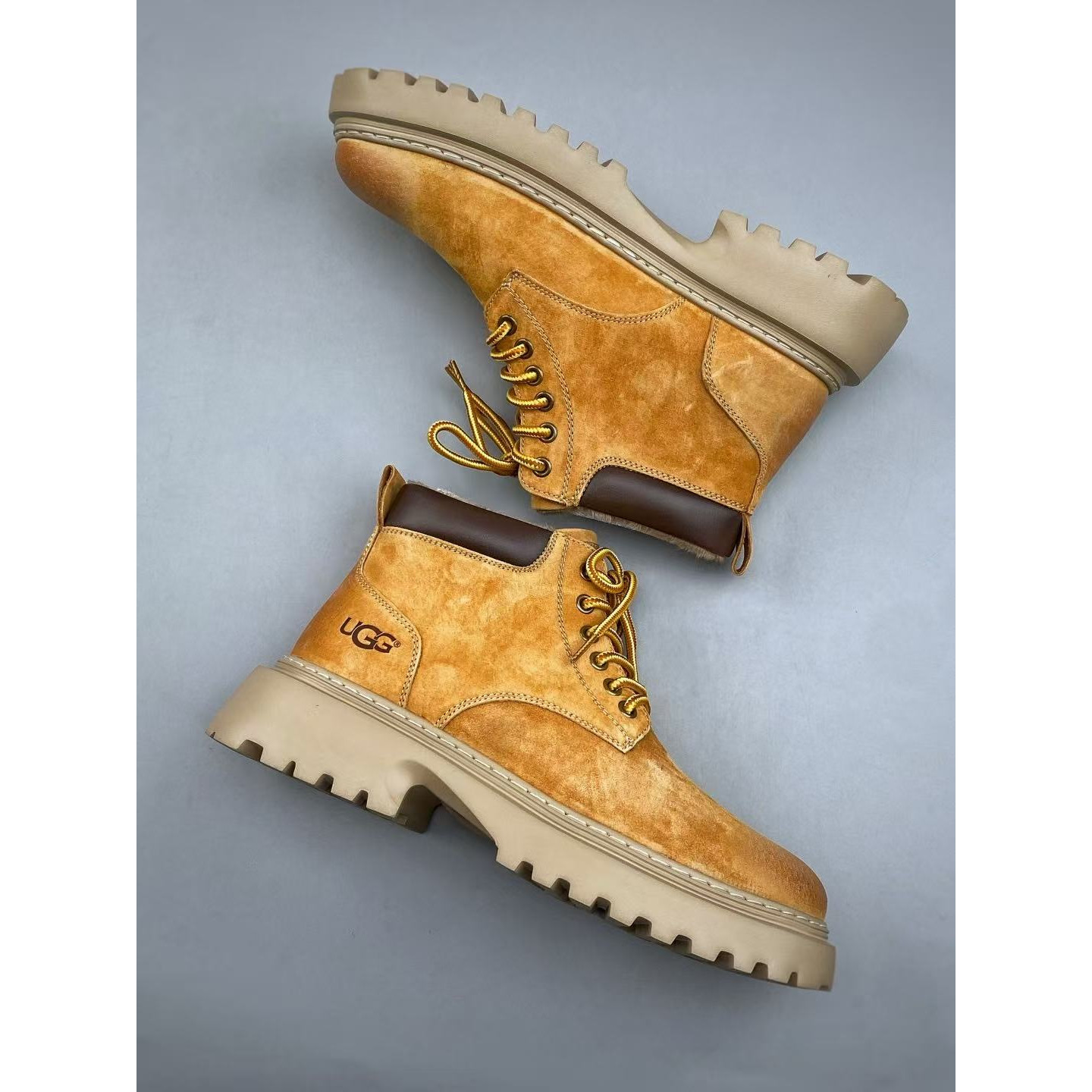 <p>UGG 休闲马丁靴</p>