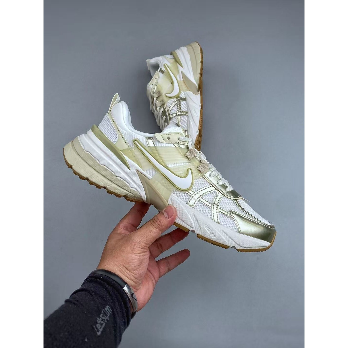 <p>Nike V2K Run 低帮跑步鞋(白色金色)</p>