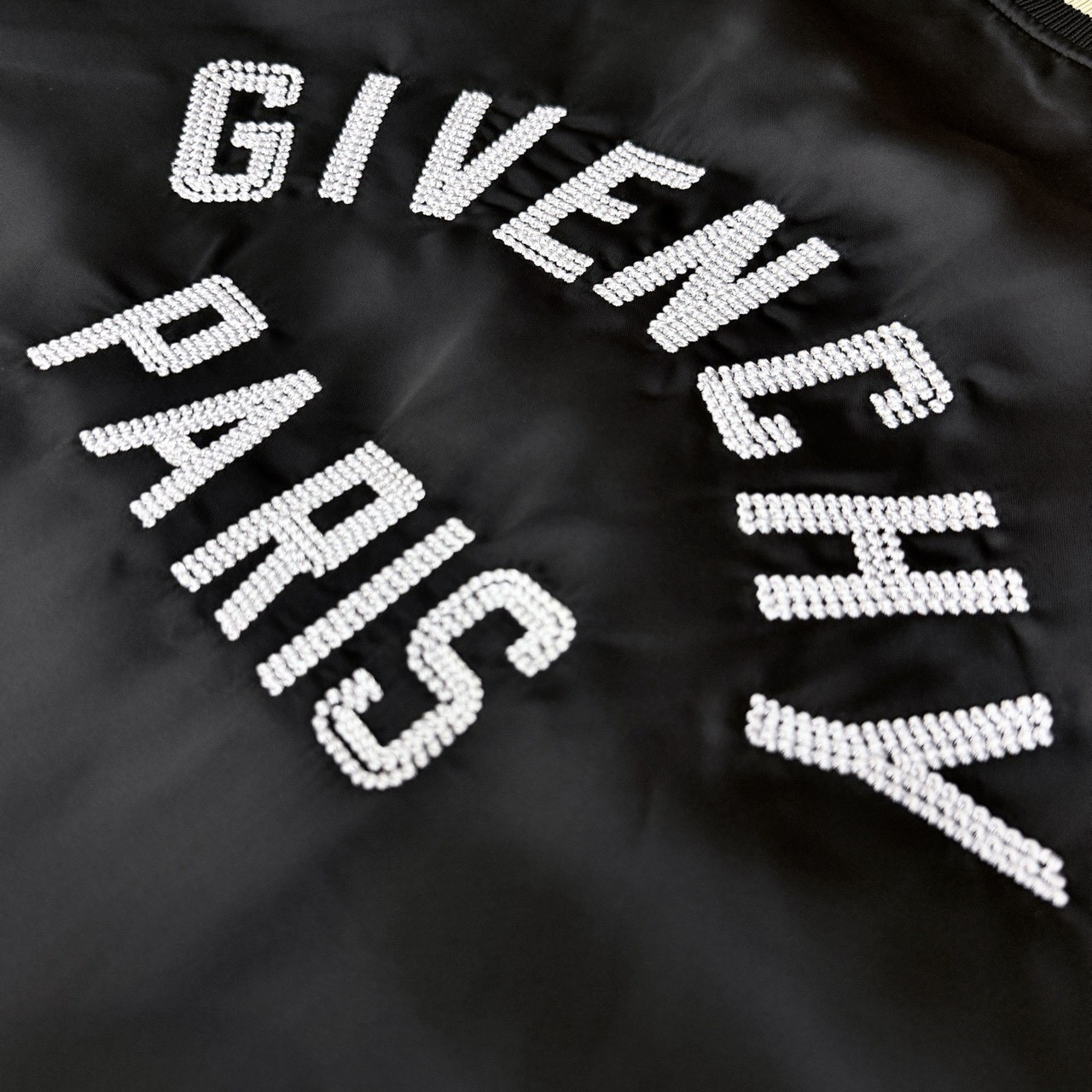 <p>Givenchy&nbsp;棒球外套</p>
