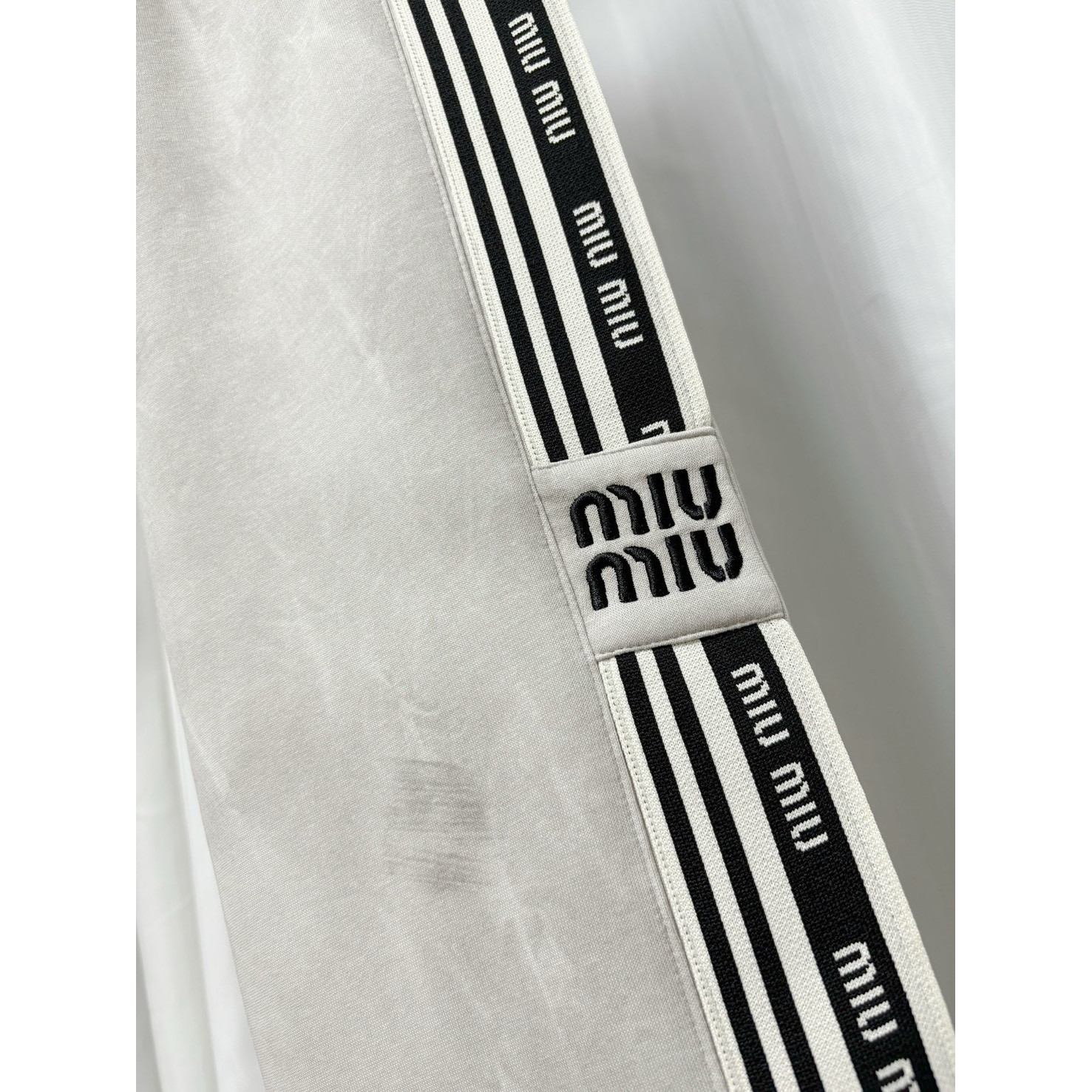 <p>&nbsp;Miu Miu 休闲长裤(灰)</p>