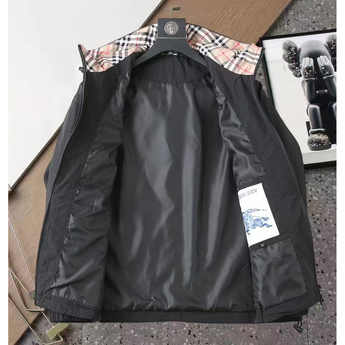 <p>BURBERRY 男士夹克外套(黑)<br />
&nbsp;</p>