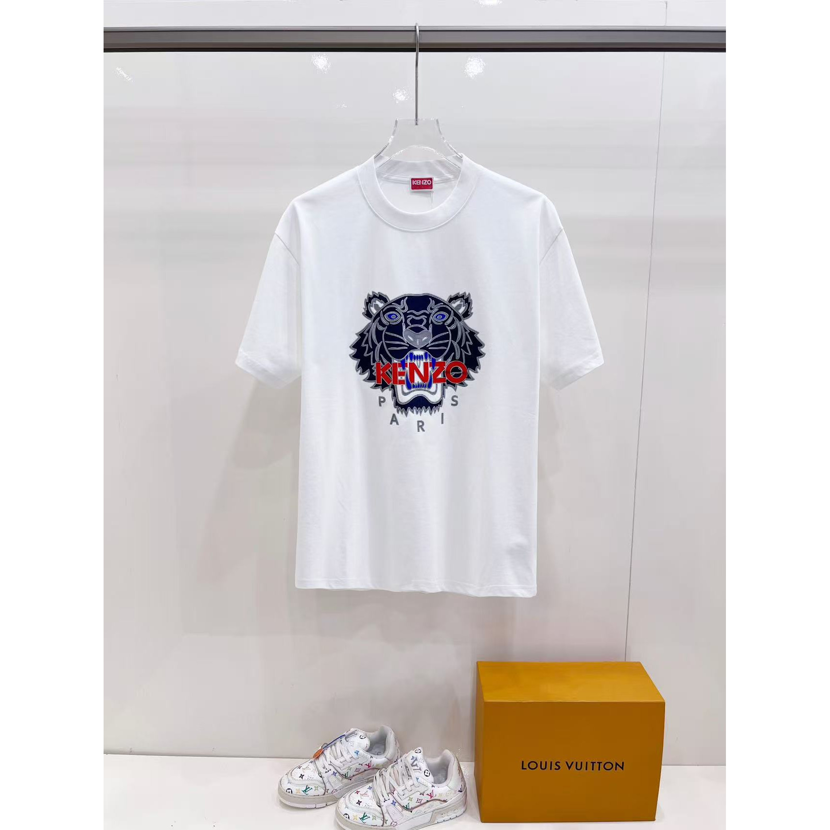 <p>KENZO&nbsp;短袖圆领T恤(白)</p>