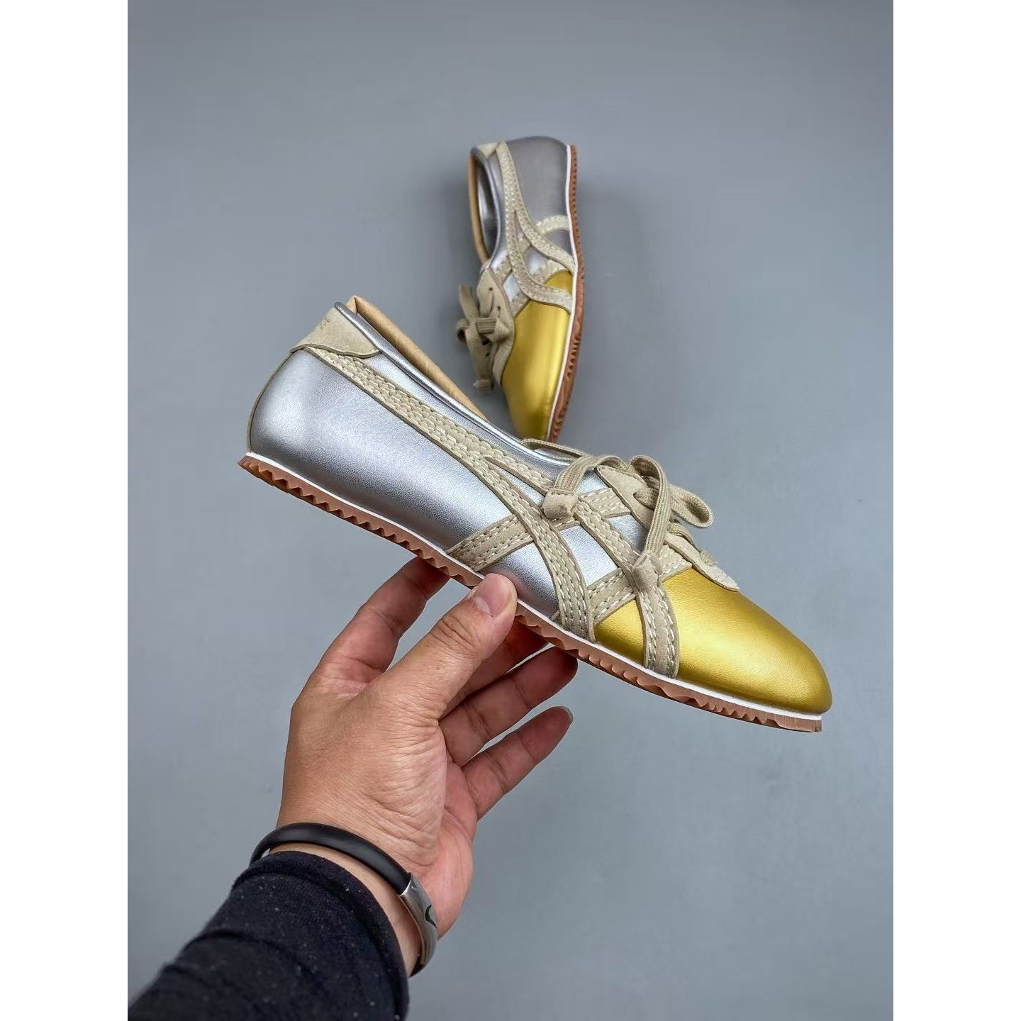 <p>Versace x Onitsuka Tiger 低帮休闲鞋(金銀)</p>