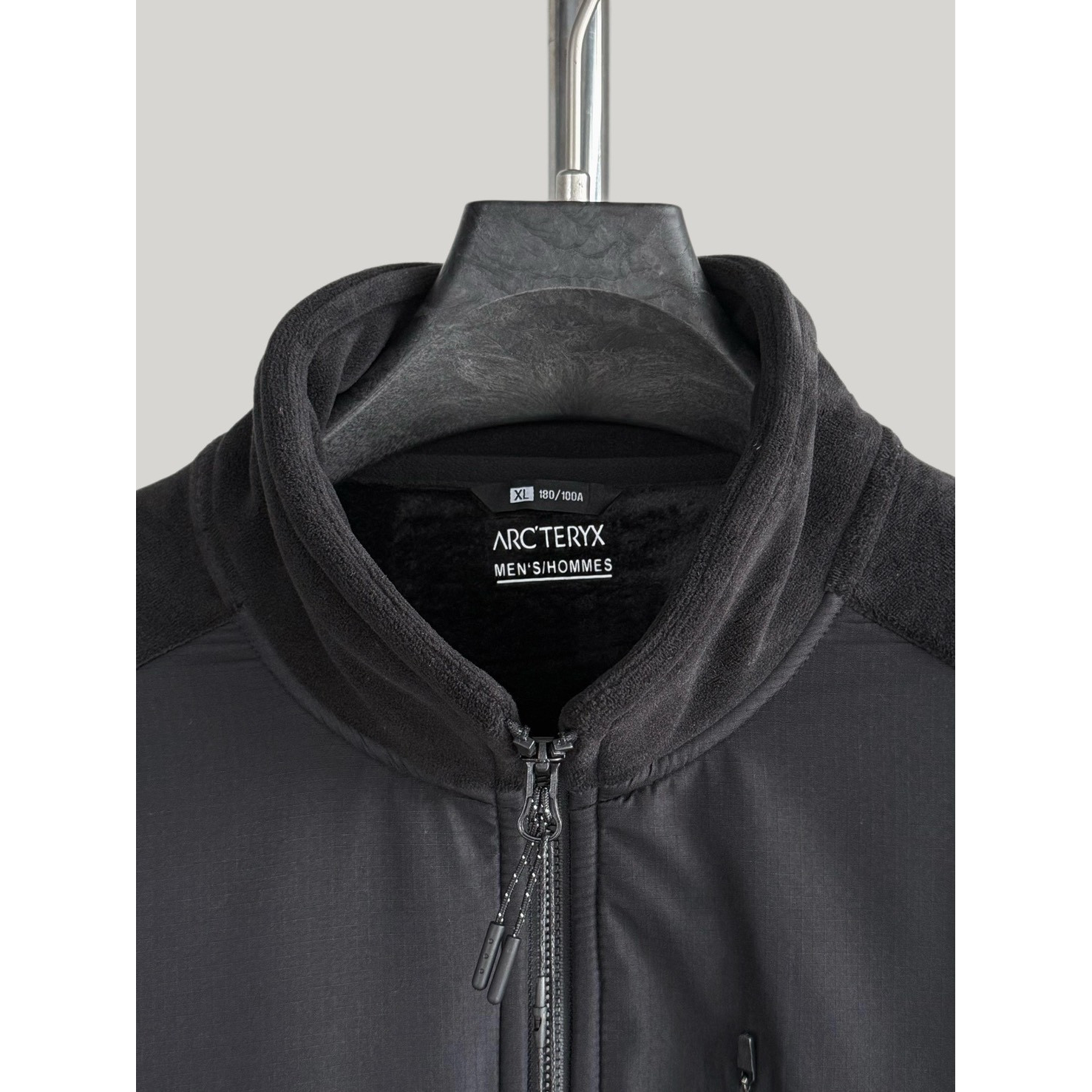 <p>Arc'teryx 手抓绒款外套(黑)</p>
