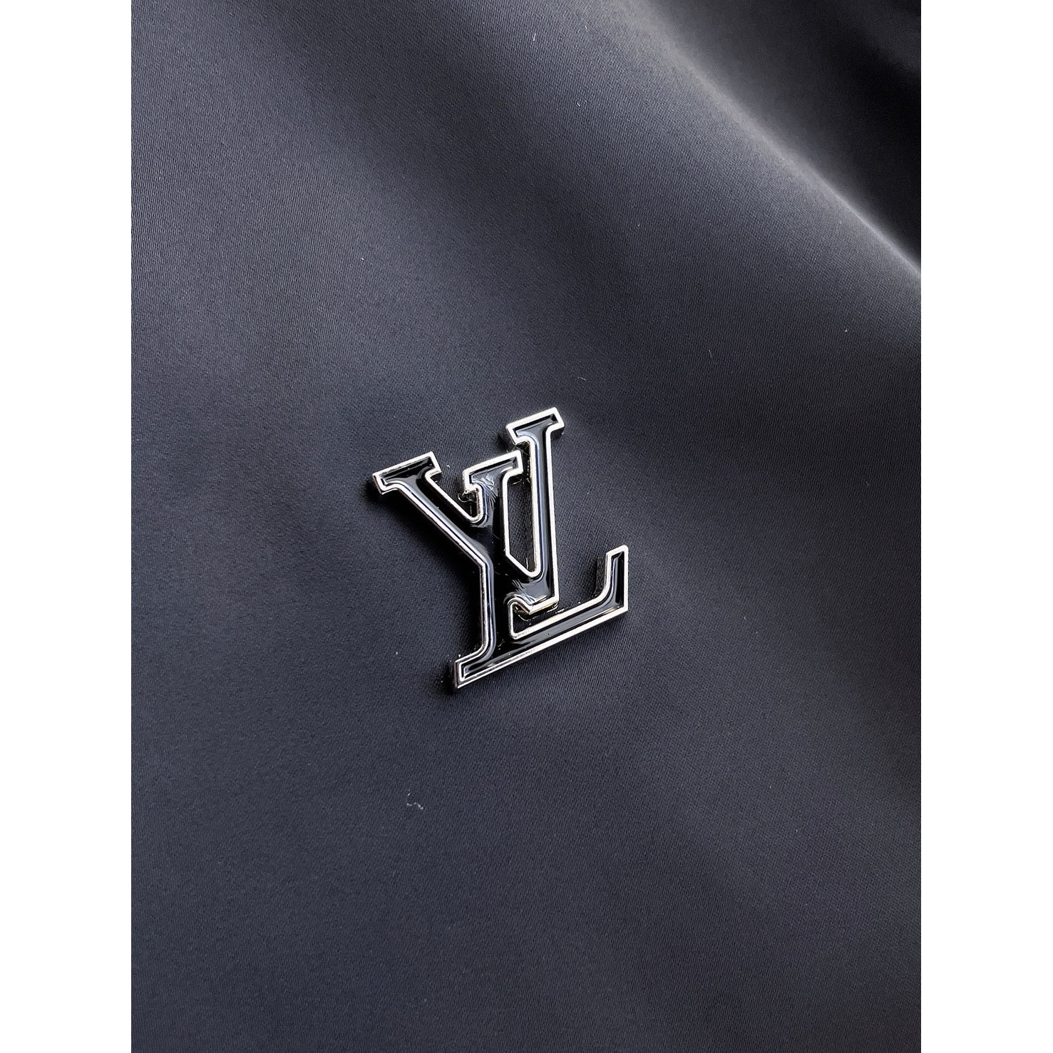 <p>LV&nbsp;男士夹克外套(黑/雙面穿)</p>
