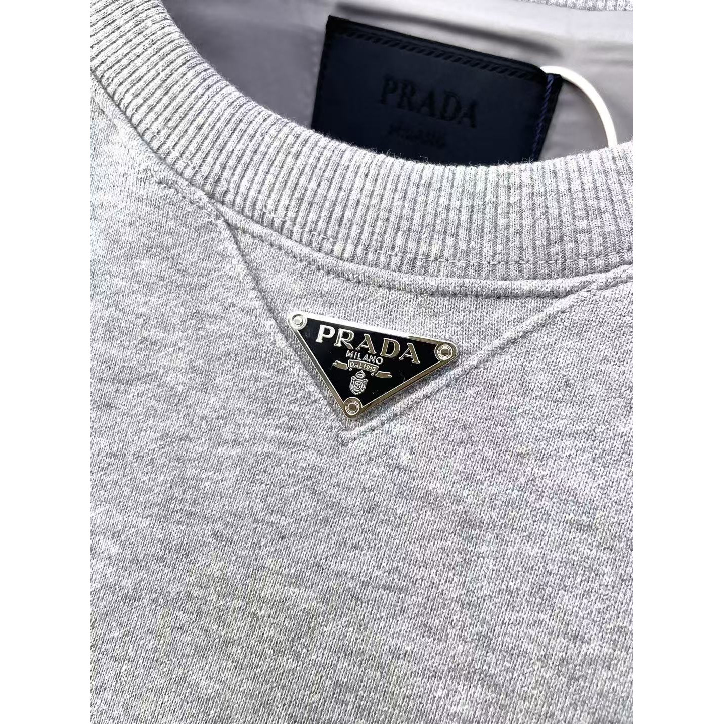 <p>PRADA 圆领卫衣(灰)</p>