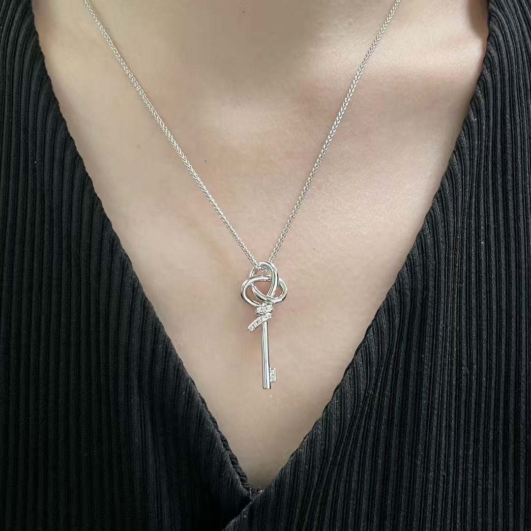<p>Tiffany&nbsp;半钻T绳结钥匙项链</p>