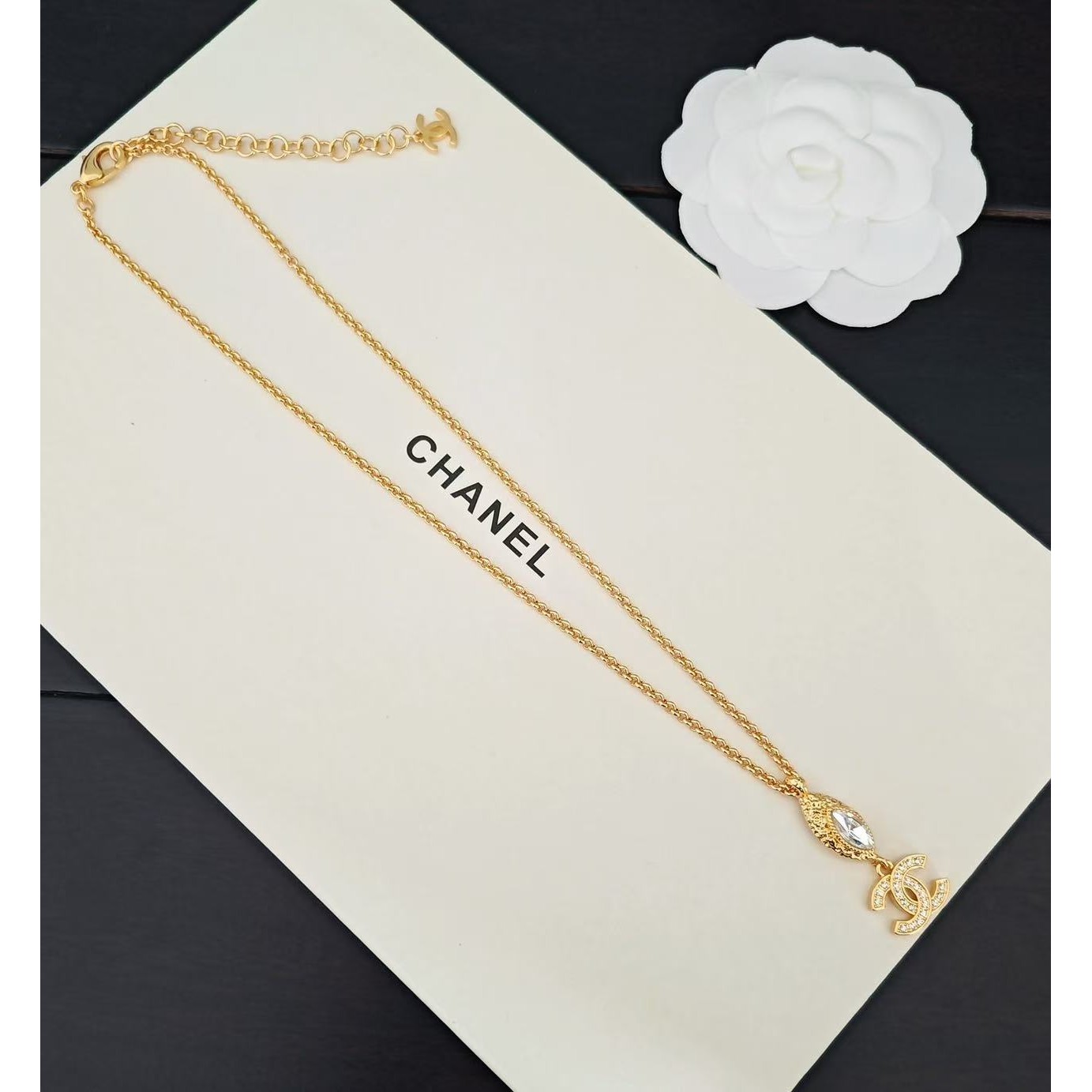 <p>CHANEL&nbsp;金色马眼钻水晶项链</p>