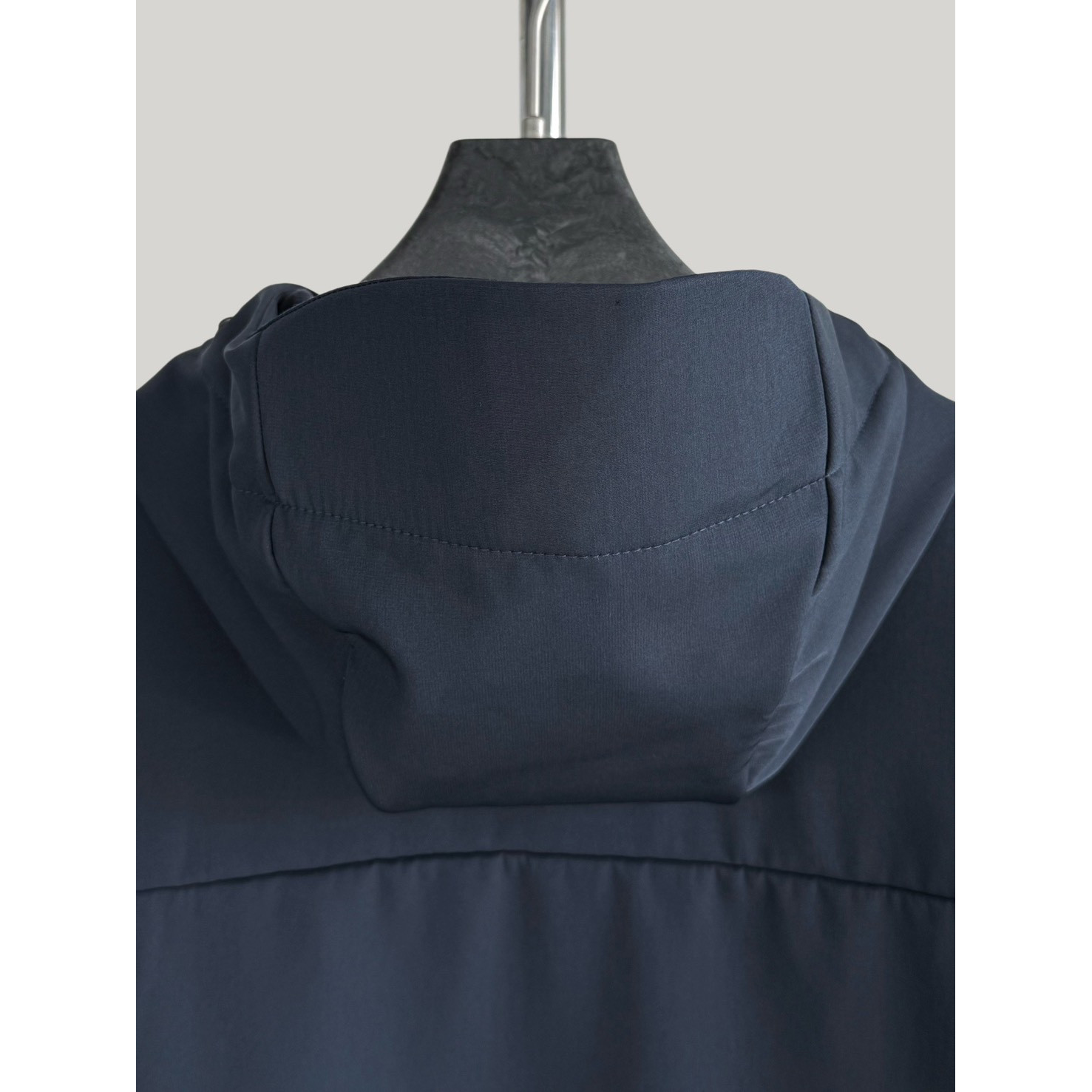 <p>Descente 软壳加薄绒冲锋衣(藏青)</p>