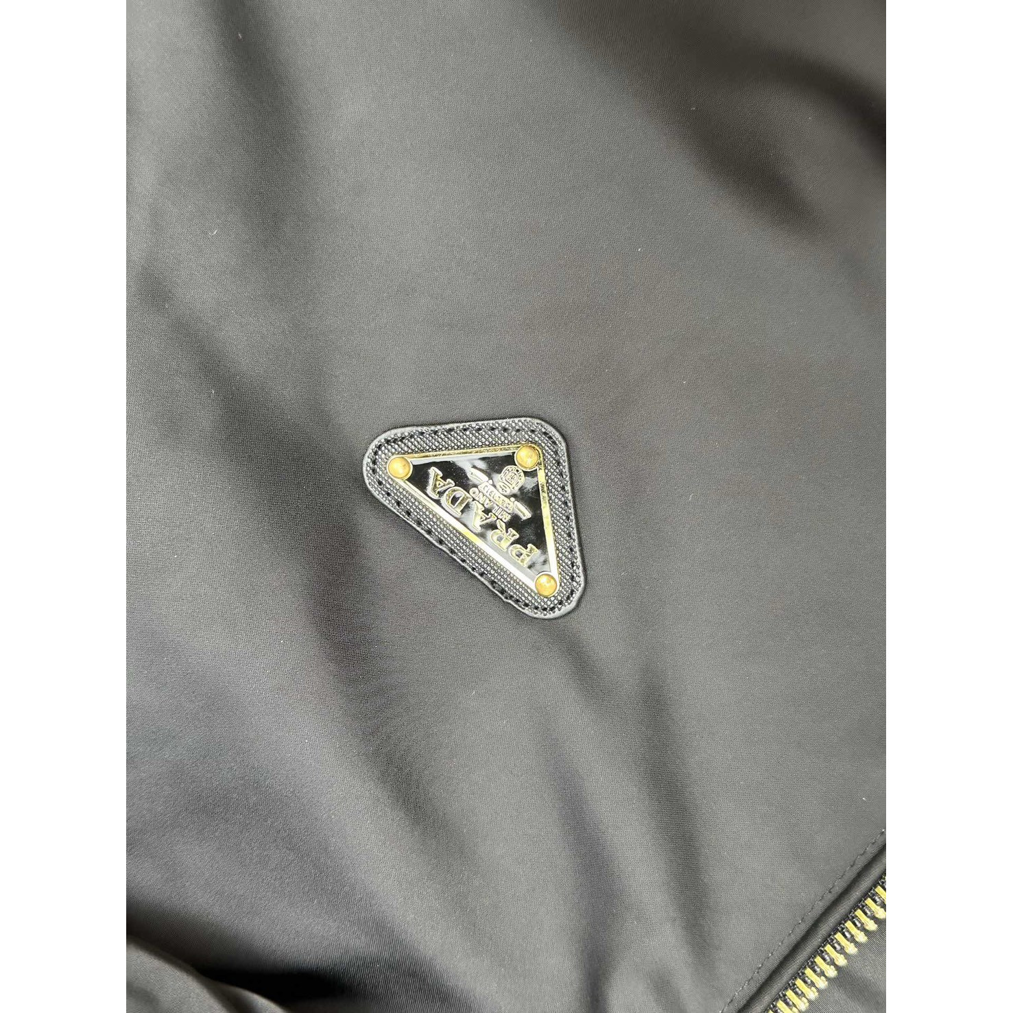 <p>Prada 三角标连帽尼龙防风夹克(黑)</p>
