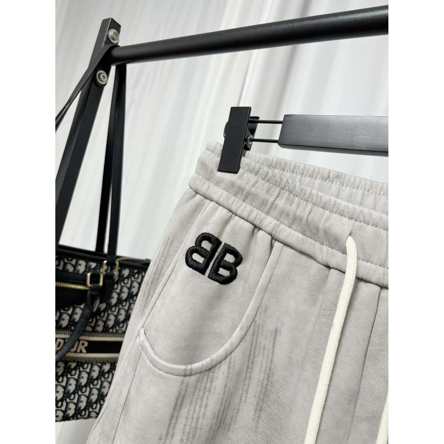 <p>Balenciaga 休闲长裤(灰)</p>