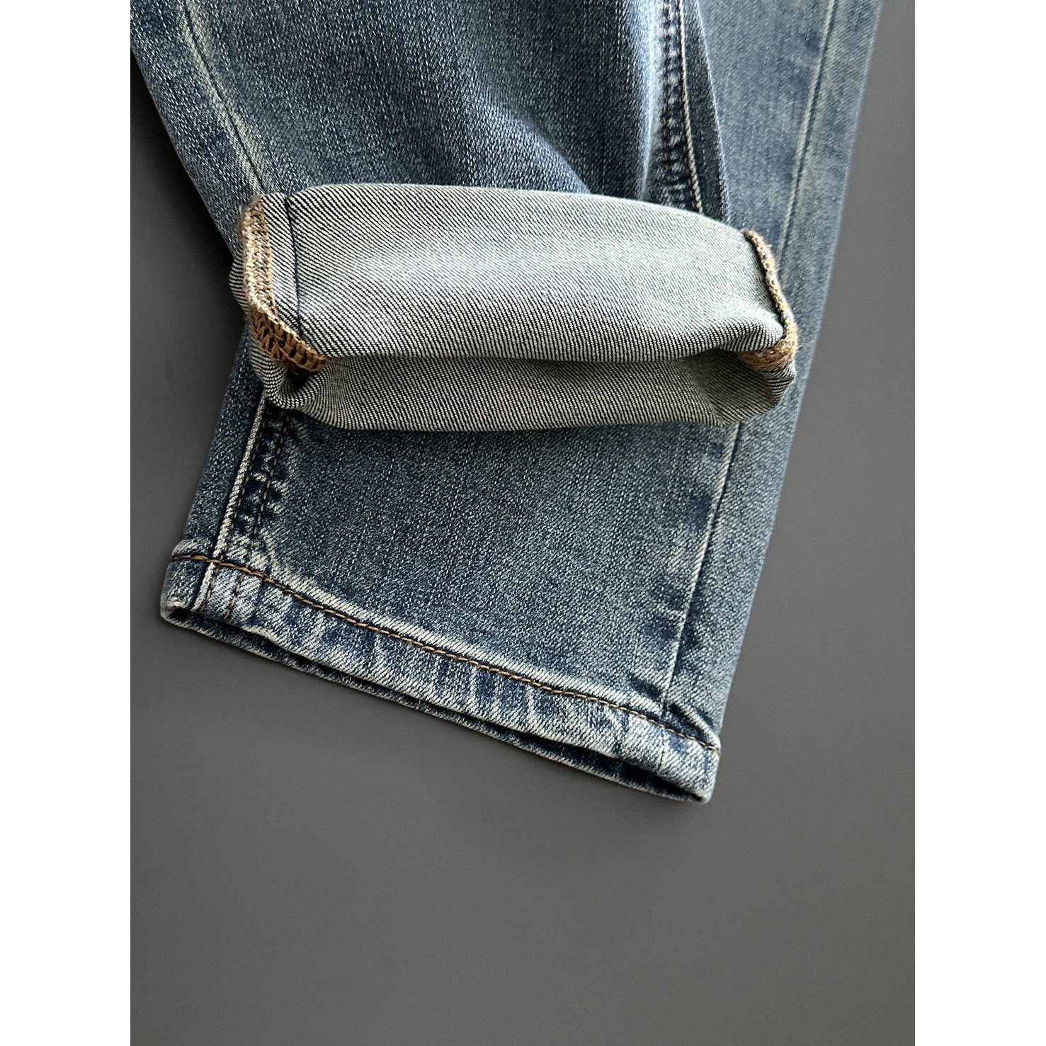 <p>Ermenegildo Zegna 高品质牛仔裤(淺藍)</p>