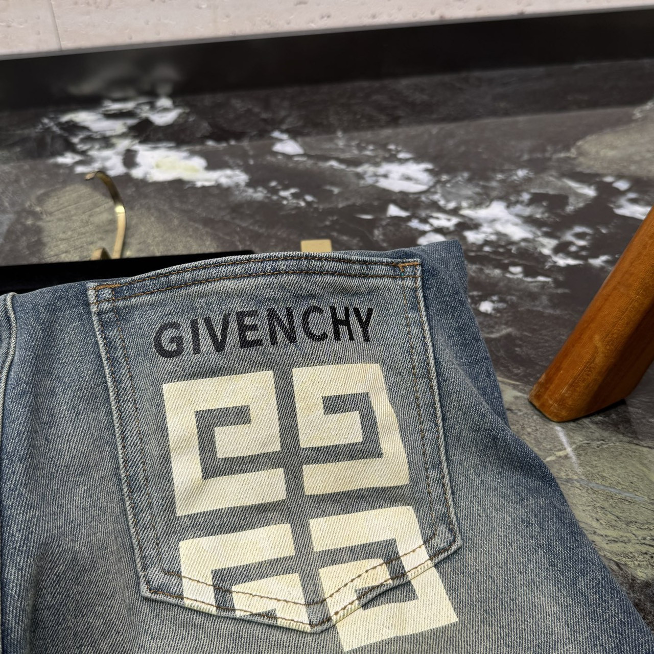 <p>GIVENCHY 牛仔裤</p>