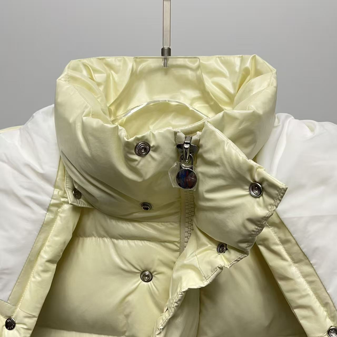 <p>Moncler 70周年双标连帽羽绒服(米白色)</p>