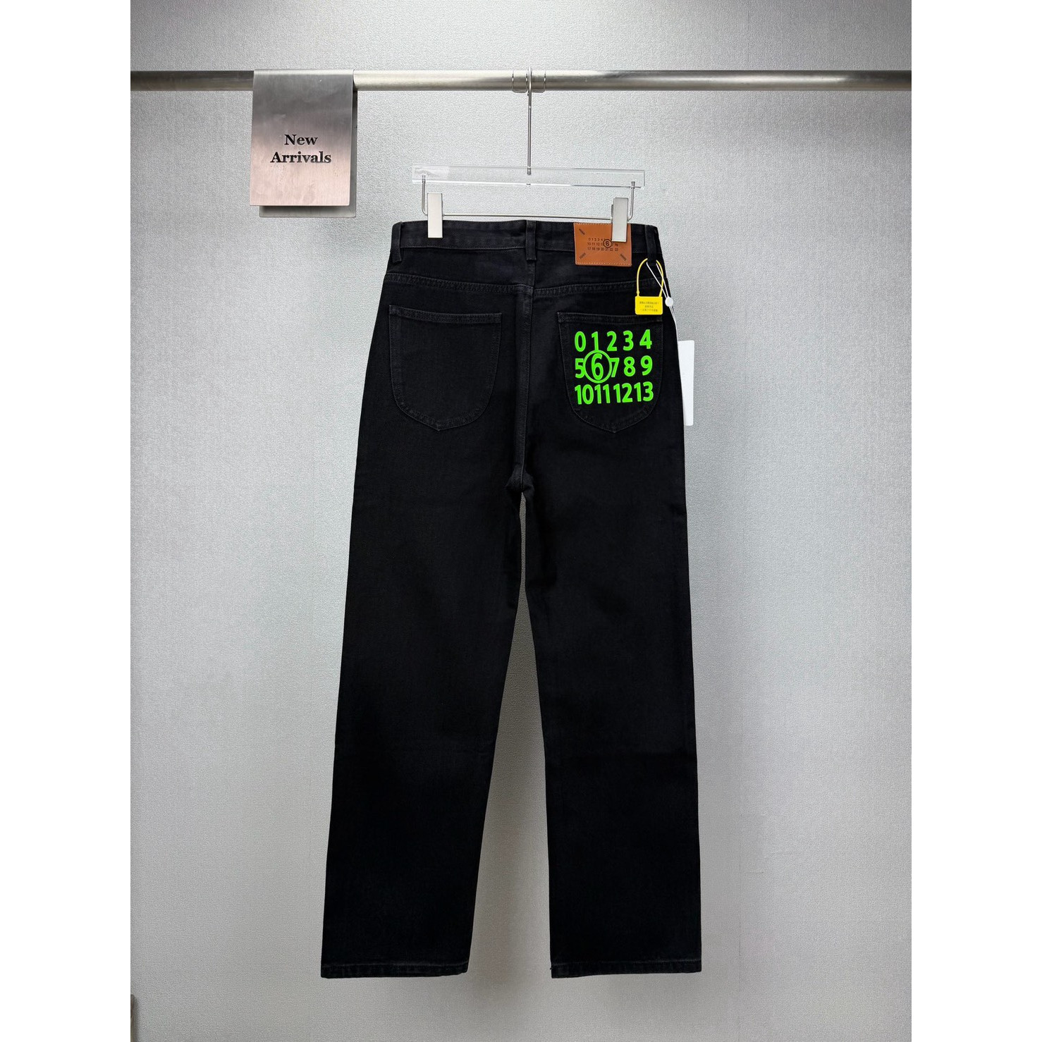 <p>Maison Margiela 口袋绿色数字🔢印花情侣款水洗宽松牛仔裤(黑)</p>