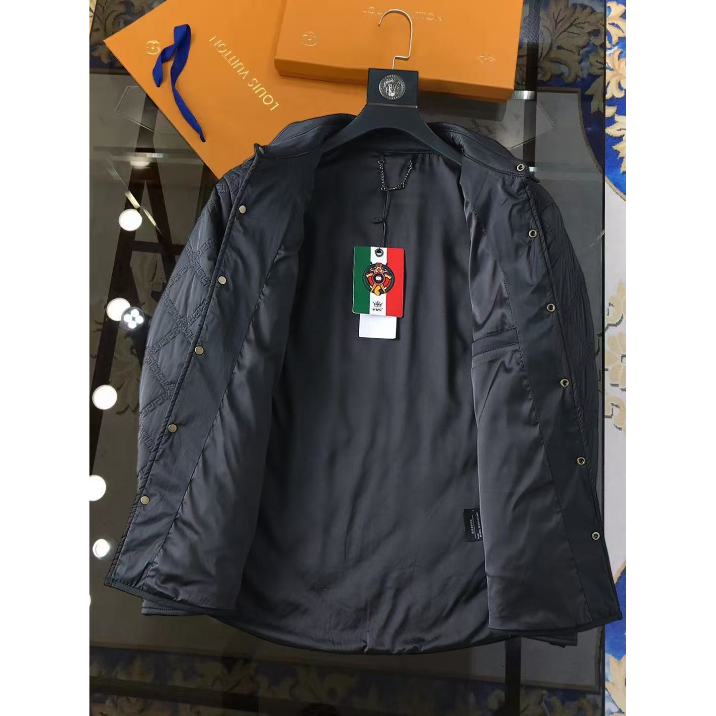 <p>LV 加厚棉服外套(黑)</p>