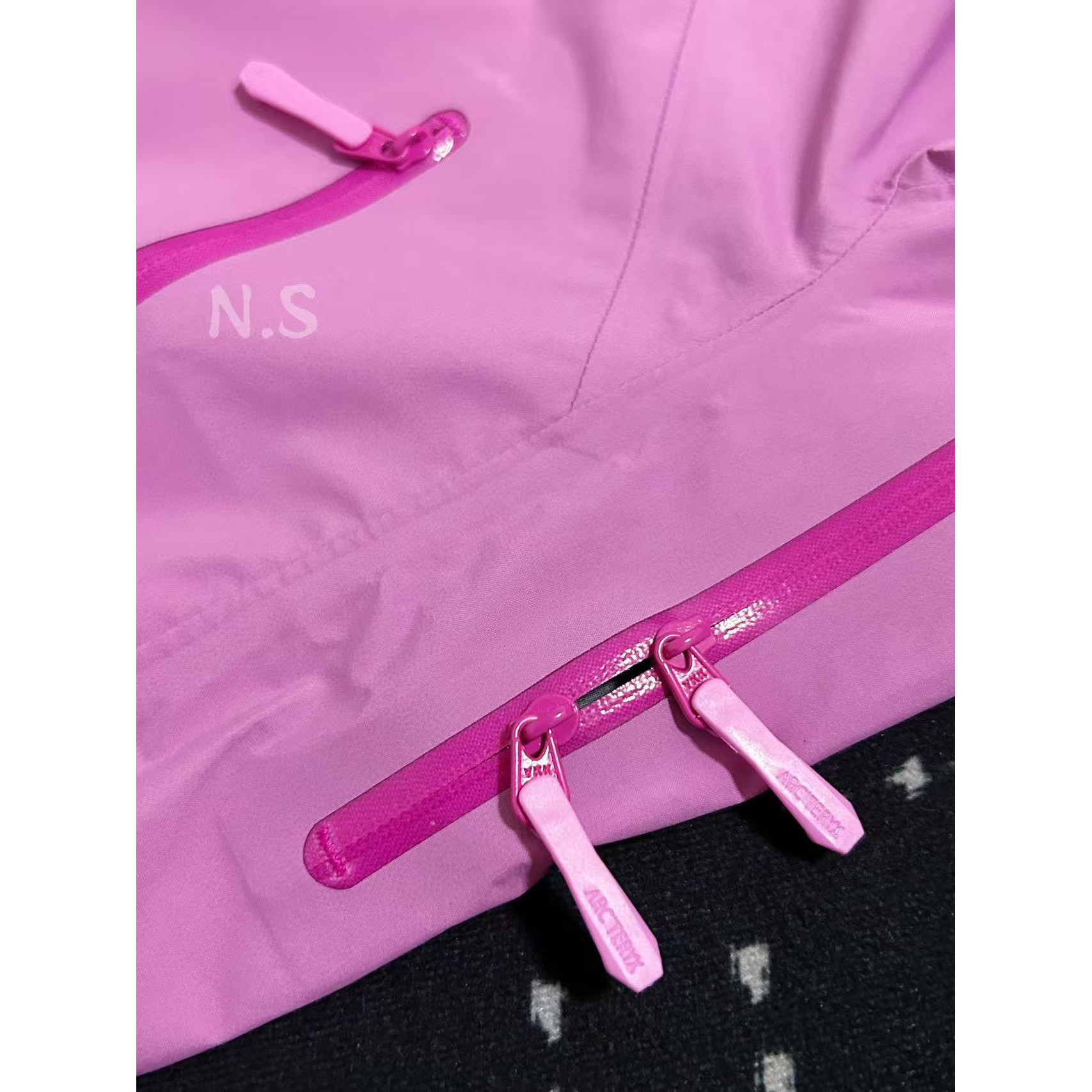 <p>Arc'teryx Beta系列 SL GORE-TEX 硬壳刺绣连帽防水防风透气冲锋衣 (晨曦粉)</p>
