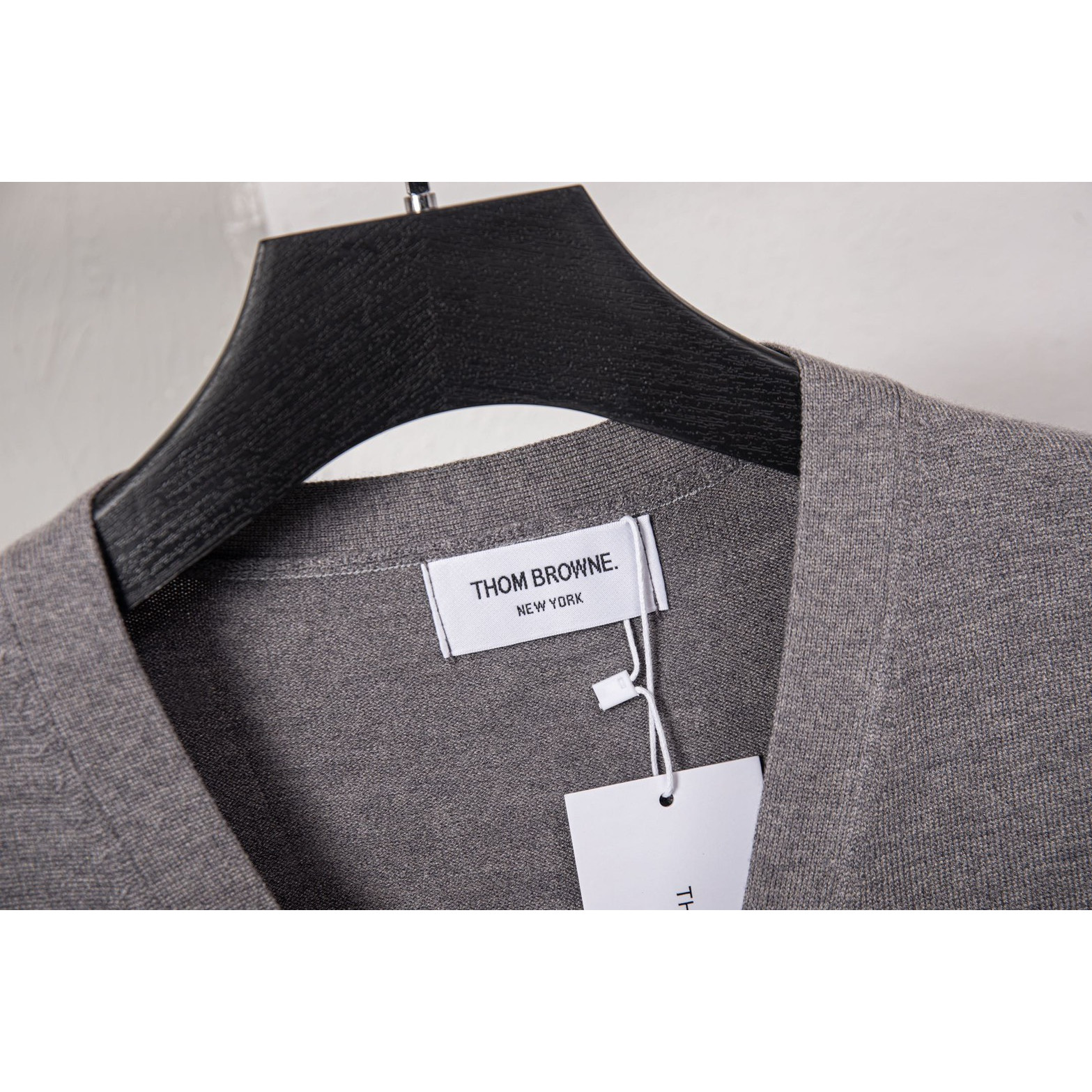 <p>Thom Browne&nbsp;针织开衫外套(花灰色DZ17)</p>