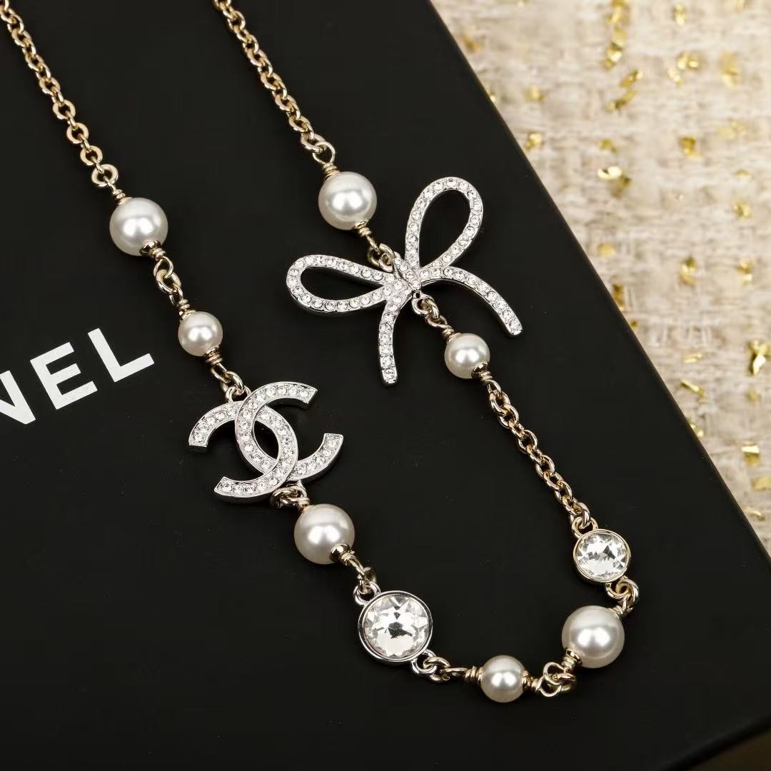 <p>CHANEL&nbsp;蝴蝶结珍珠双c项链</p>