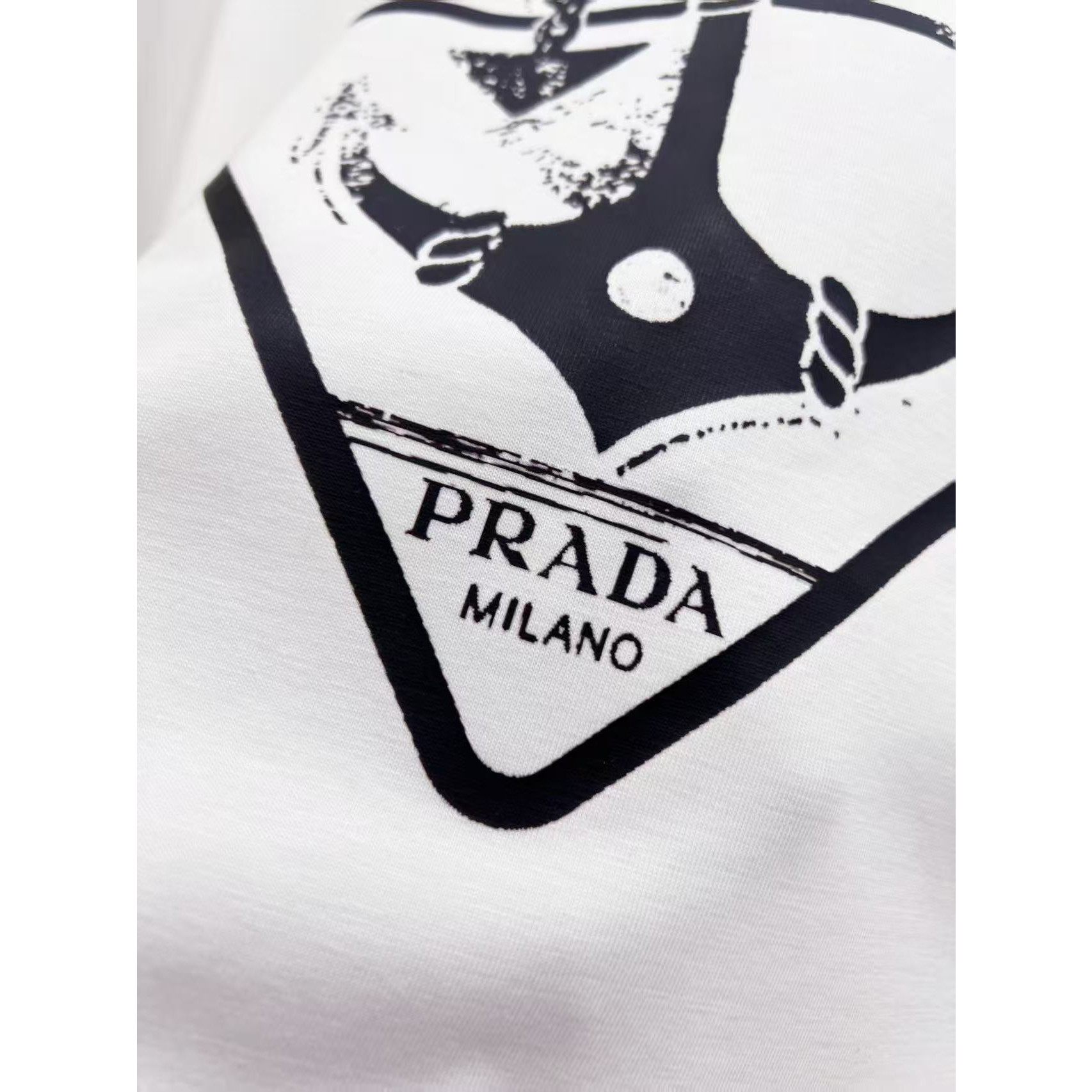 <p>PRADA&nbsp;圆领T恤(白)</p>
