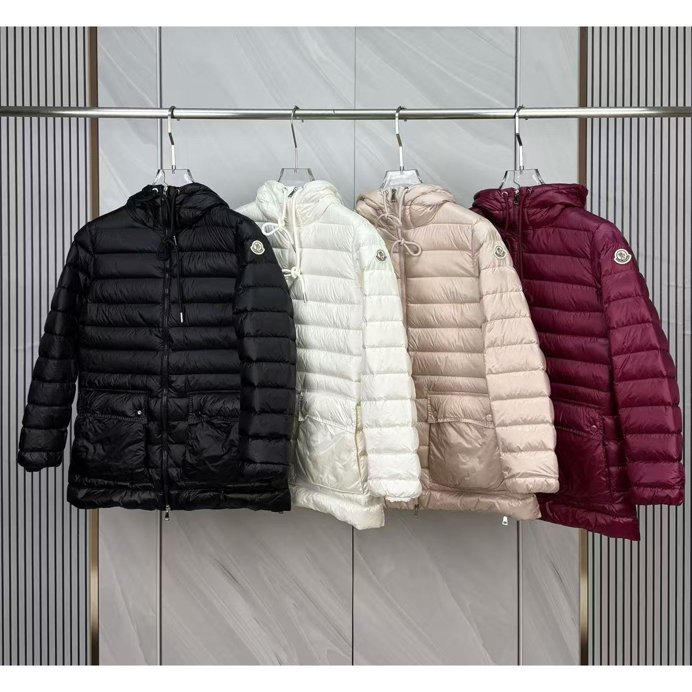 <p>Moncler 连帽中长羽绒服(玫紅色)</p>