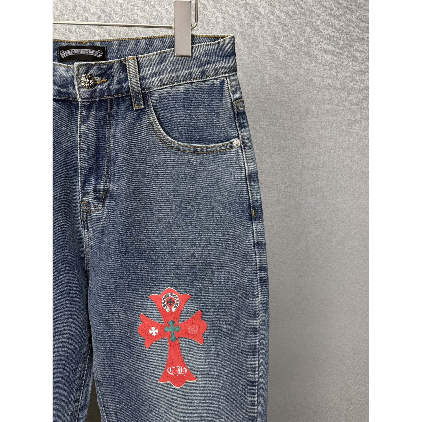 <p>CHROME HEARTS 红黄绿大十字架牛仔裤</p>