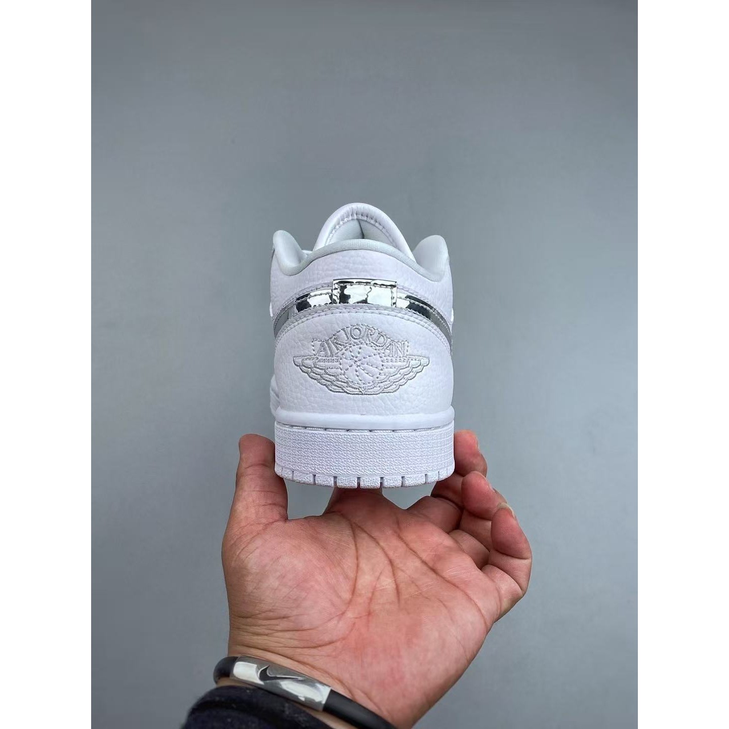 <p>Nike WMNS AIR 乔1 复古文化篮球鞋(白色银勾)</p>