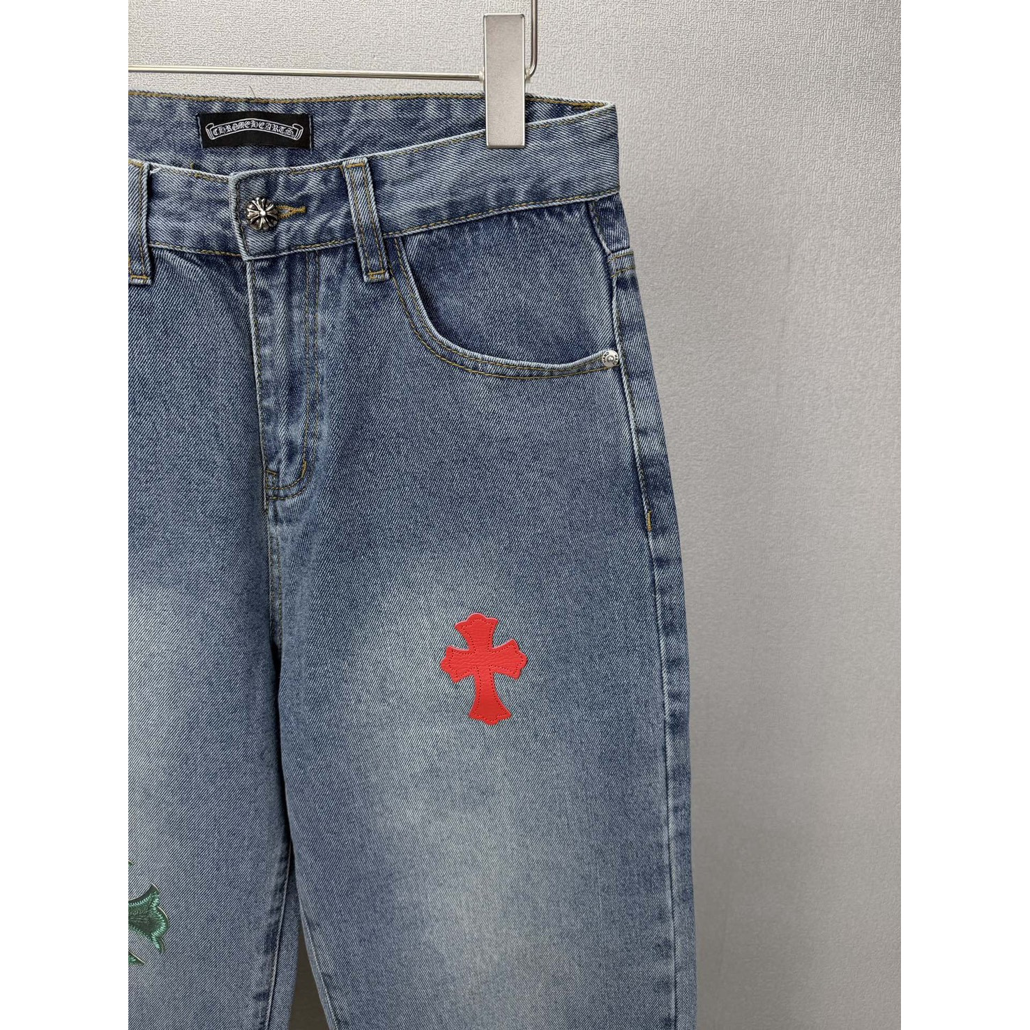 <p>CHROME HEARTS 红绿十字架拼皮情侣款水洗宽松牛仔裤</p>