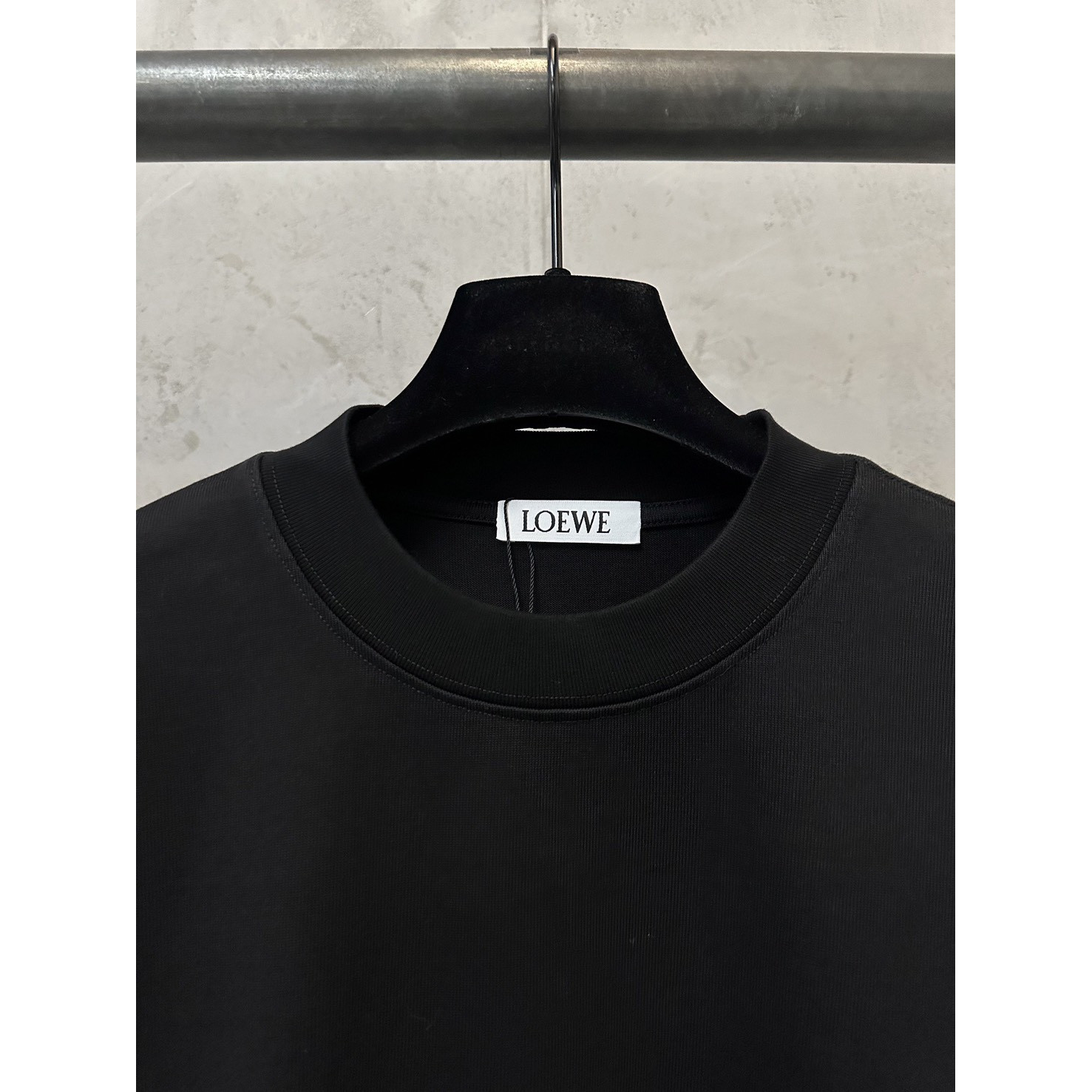 <p>LOEWE 经典logo刺绣短袖T恤(黑)</p>