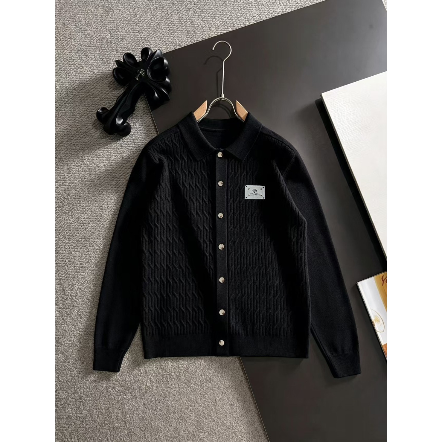 <p>Loro Piana 男士翻领针织外套(黑)</p>