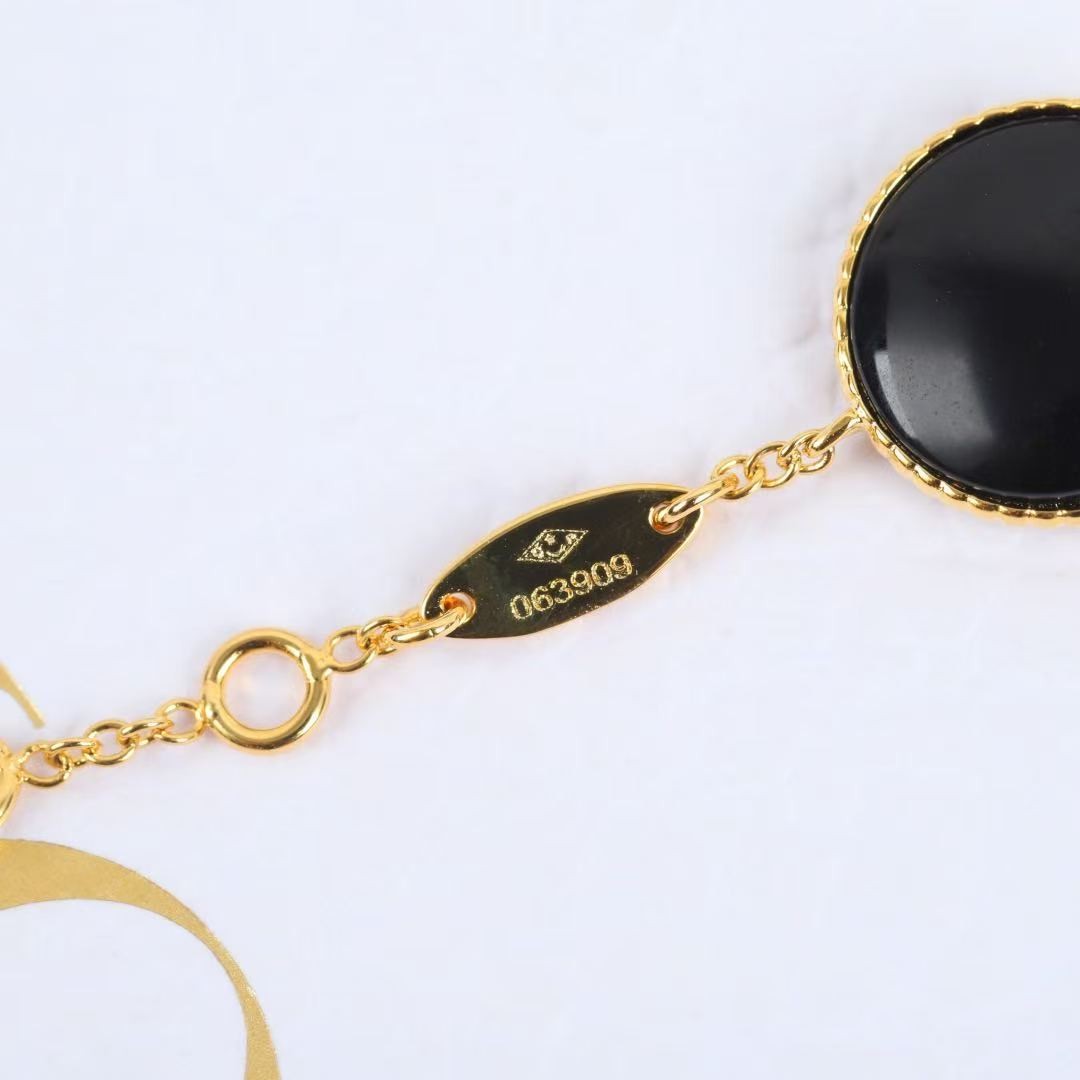 <p>DIOR&nbsp;日月星辰五花手链</p>