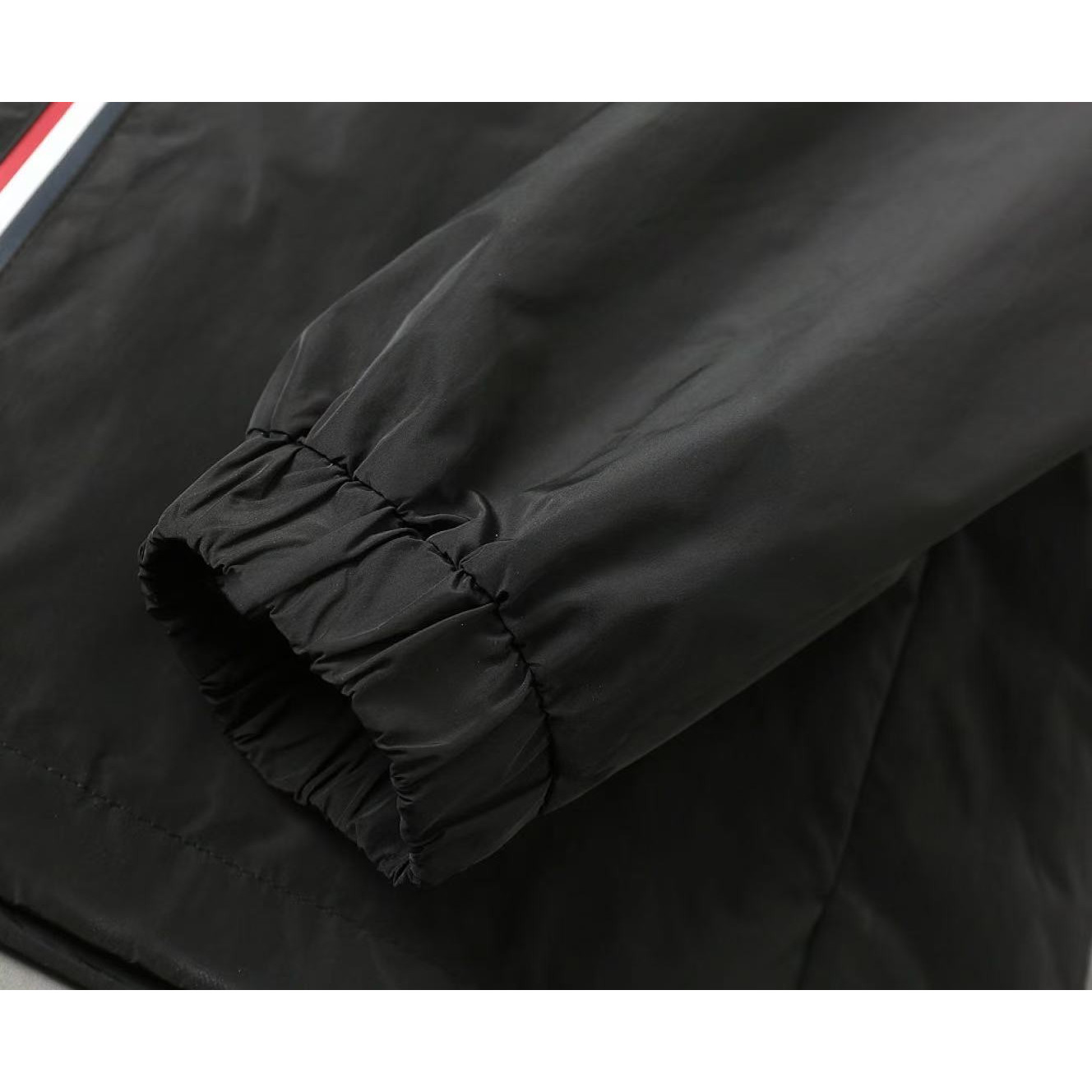 <p>MONCLER 男士夹克外套(黑)<br />
&nbsp;</p>
